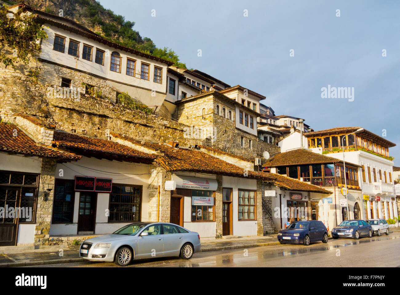 Tradizionale tipica era Ottomana case, Rruga Antipatrea street, Berat, Albania Foto Stock