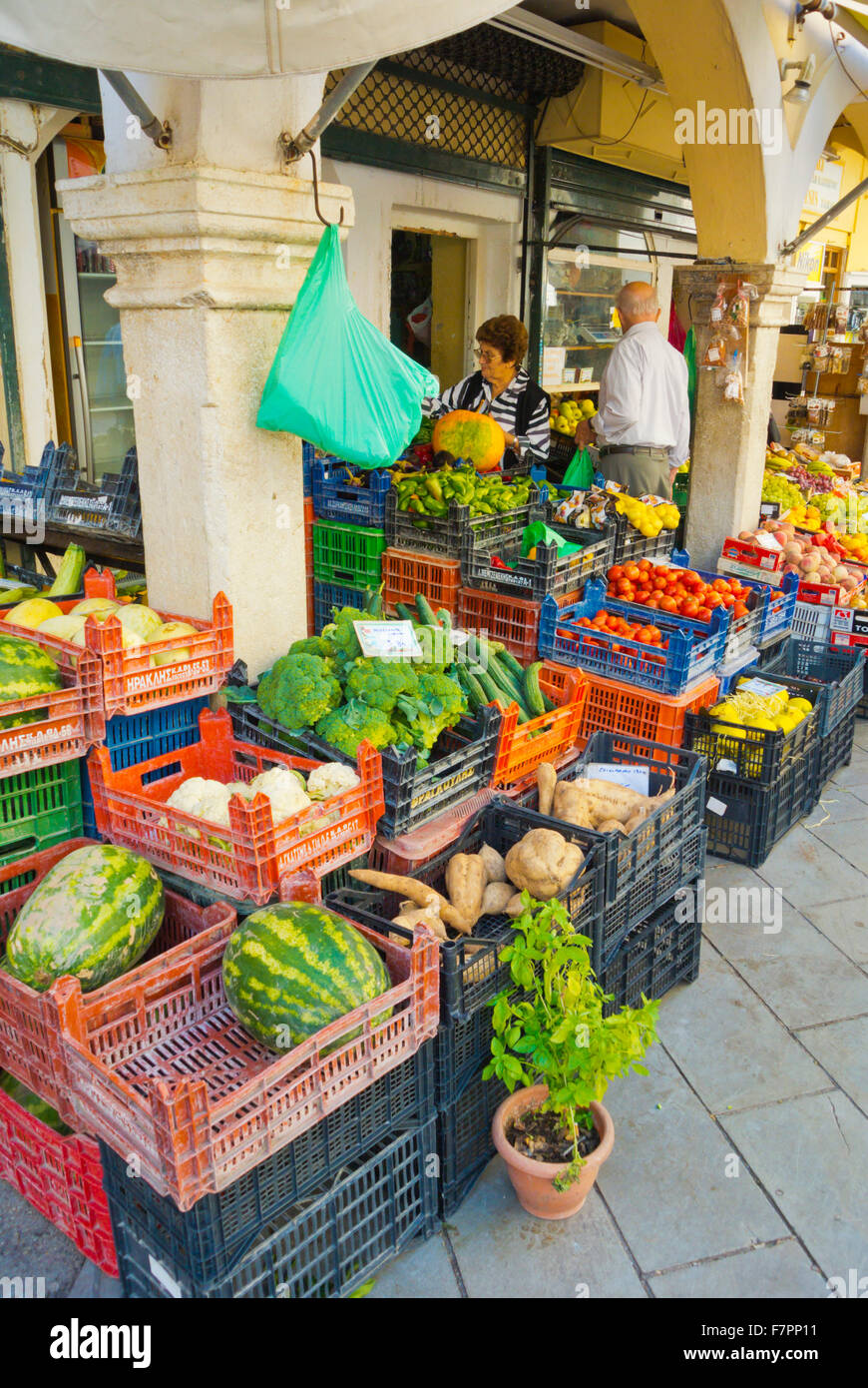 Negozio di generi alimentari, Nikiforou Theotoki street, città vecchia, Corfu, isole Ionie, Grecia Foto Stock