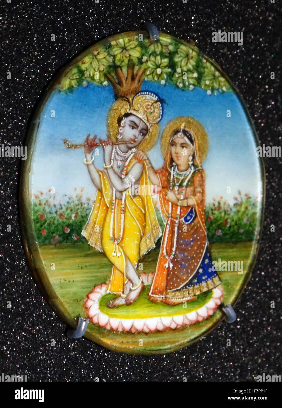 Divinità indù, Krishna e radha. Da una collezione di roundels della divinità Indù. Gouache su avorio con matita, Indiana, xix secolo. Foto Stock