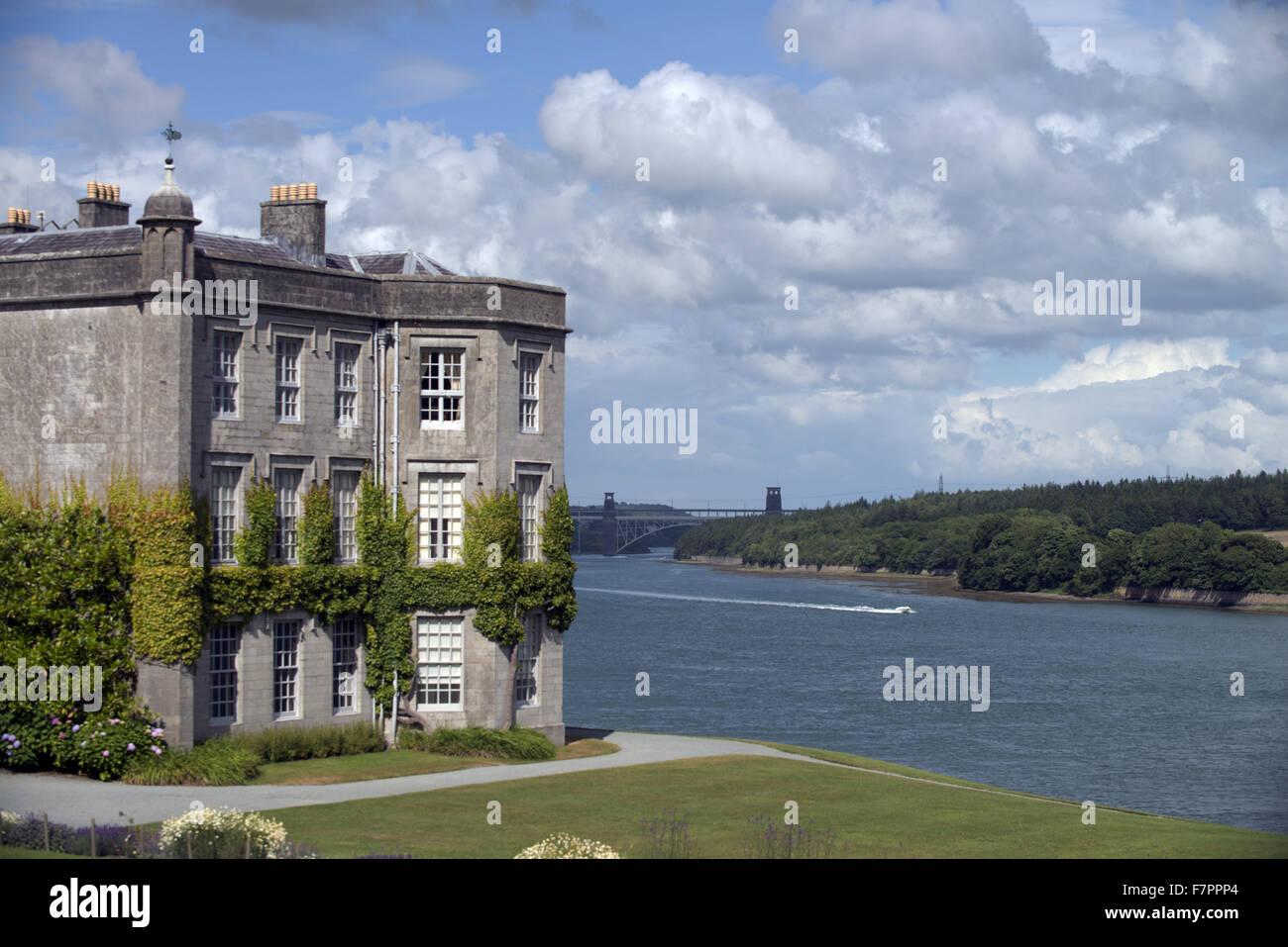 Plas Newydd Country House e giardini, Anglesey, Galles. Questo bel palazzo del XVIII secolo si trova sulle rive del Stretto di Menai. Foto Stock