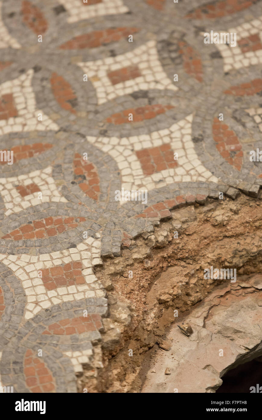 Un close-up del pavimento a mosaico e gli strati al di sotto di esso, nella camera calda a Chedworth Roman Villa, nel Gloucestershire. Chedworth Roman Villa era uno dei piú grandi ville in Bretagna romana ed è uno dei meglio conservati siti romani nel paese. Foto Stock