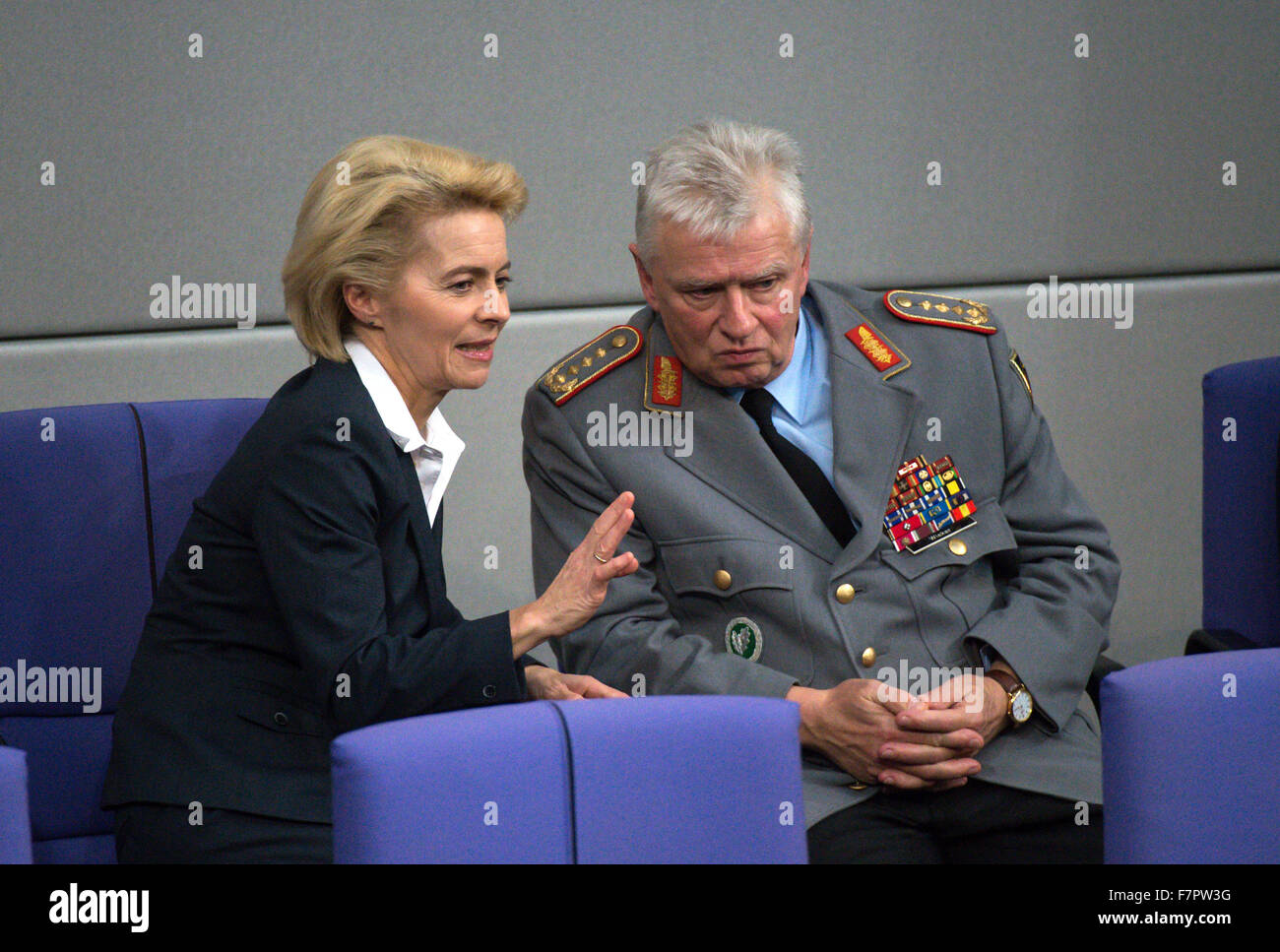 Berlino, Germania. 02Dec, 2015. Ministro tedesco della difesa, Ursula von der Leyen (L) e Volker Wieker, Ispettore Generale delle forze armate tedesche, parlare durante un dibattito sull'operazione militare delle forze armate tedesche contro il gruppo militante "Stato islamico" (SI), presso il Bundestag il parlamento a Berlino, Germania, 02 dicembre 2015. Foto: BERND VON JUTRZCENKA/dpa/Alamy Live News Foto Stock