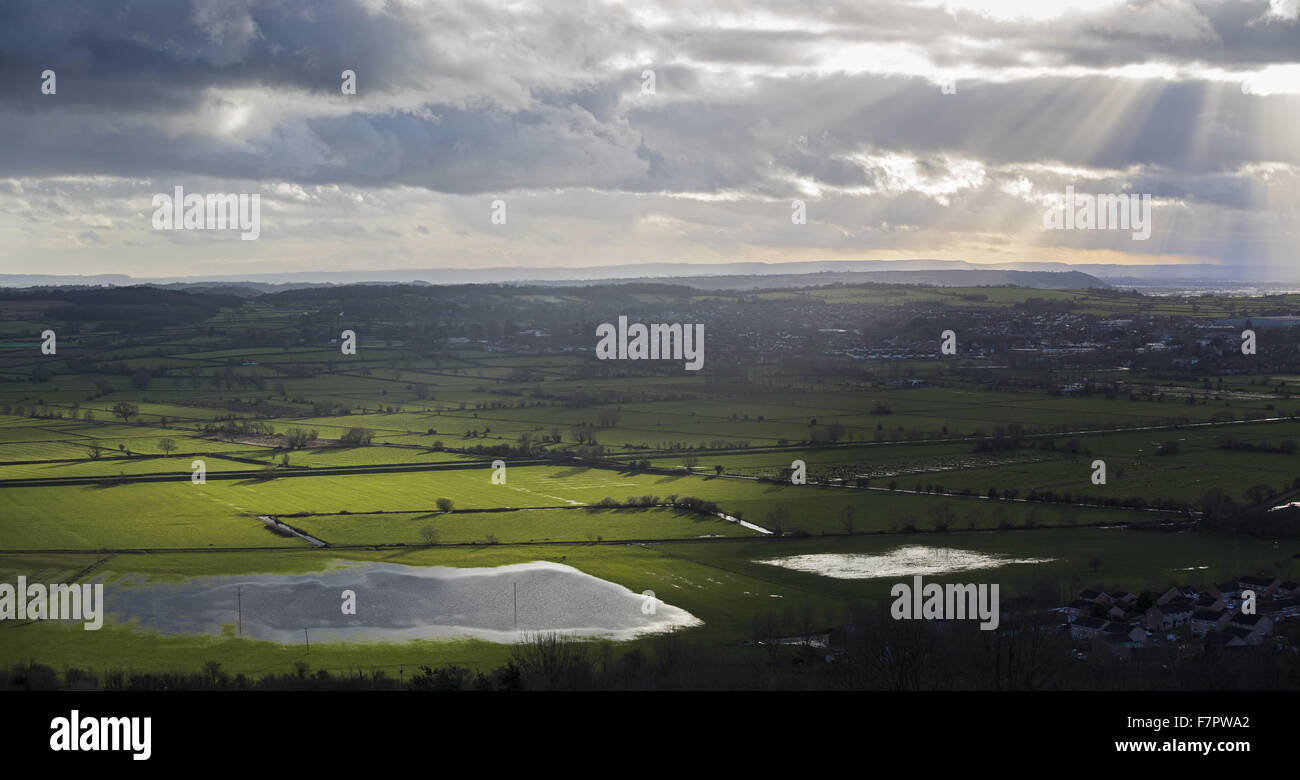 Una vista di campi allagati da Glastonbury Tor, Somerset, guardando verso sud-ovest verso la strada e le colline circostanti. Foto Stock