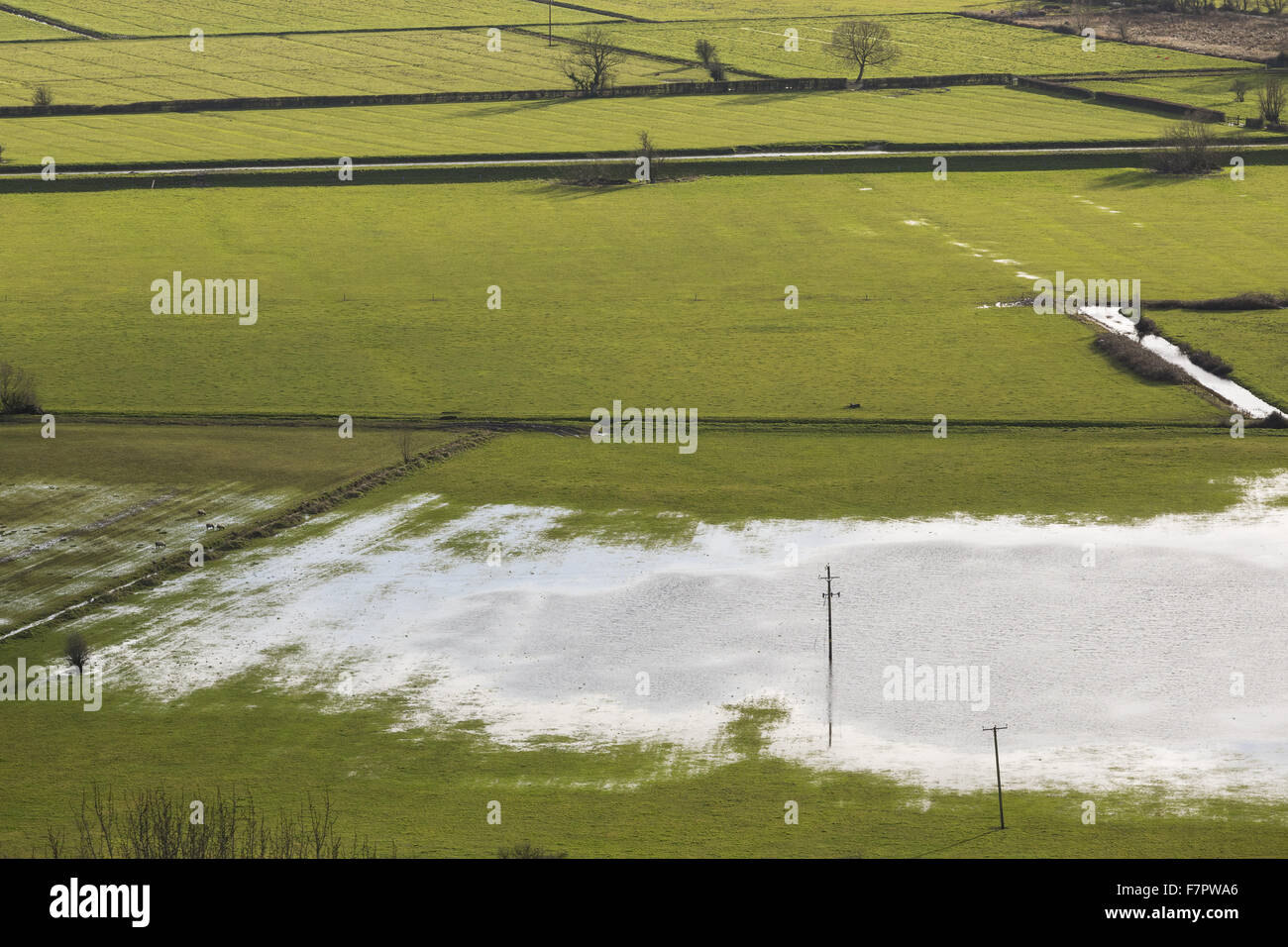 Una vista di campi allagati da Glastonbury Tor, Somerset. Foto Stock