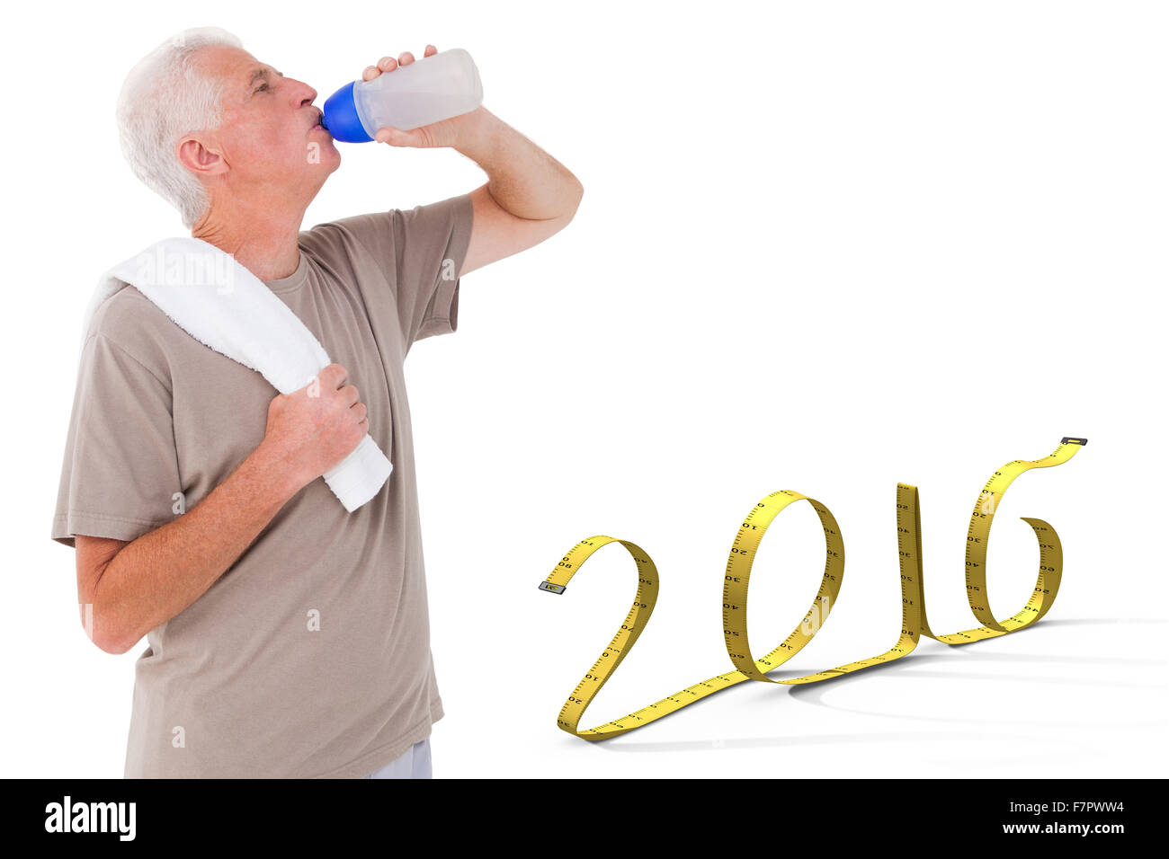 Immagine composita di senior uomo bere da una bottiglia d'acqua Foto Stock