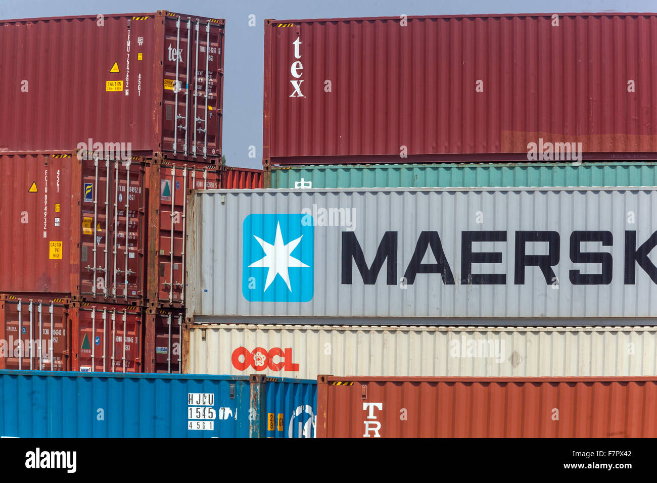 Contenitori di spedizione, marchio di cartello di spedizione per contenitori Maersk Foto Stock