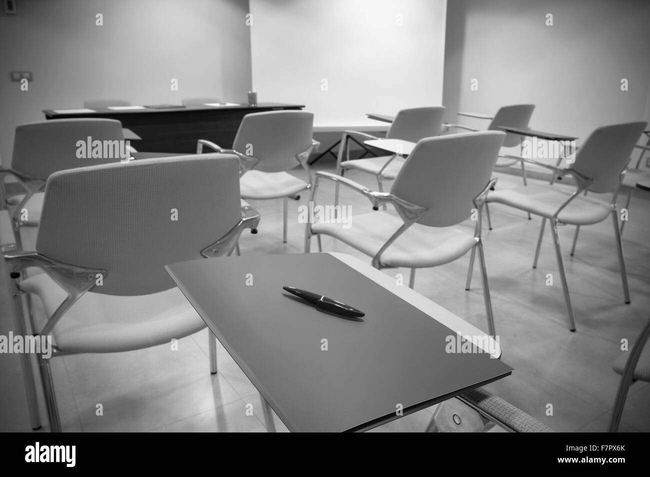 Aula con la scuola sedie e scrivania in bianco e nero Foto Stock