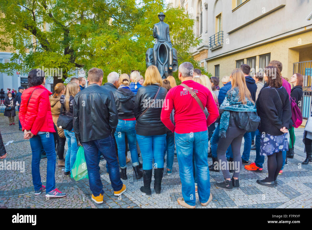 Guidate il gruppo turistico, di fronte al monumento di Kafka, accanto alla Sinagoga Spagnola, Josefov, Praga, Repubblica Ceca Foto Stock