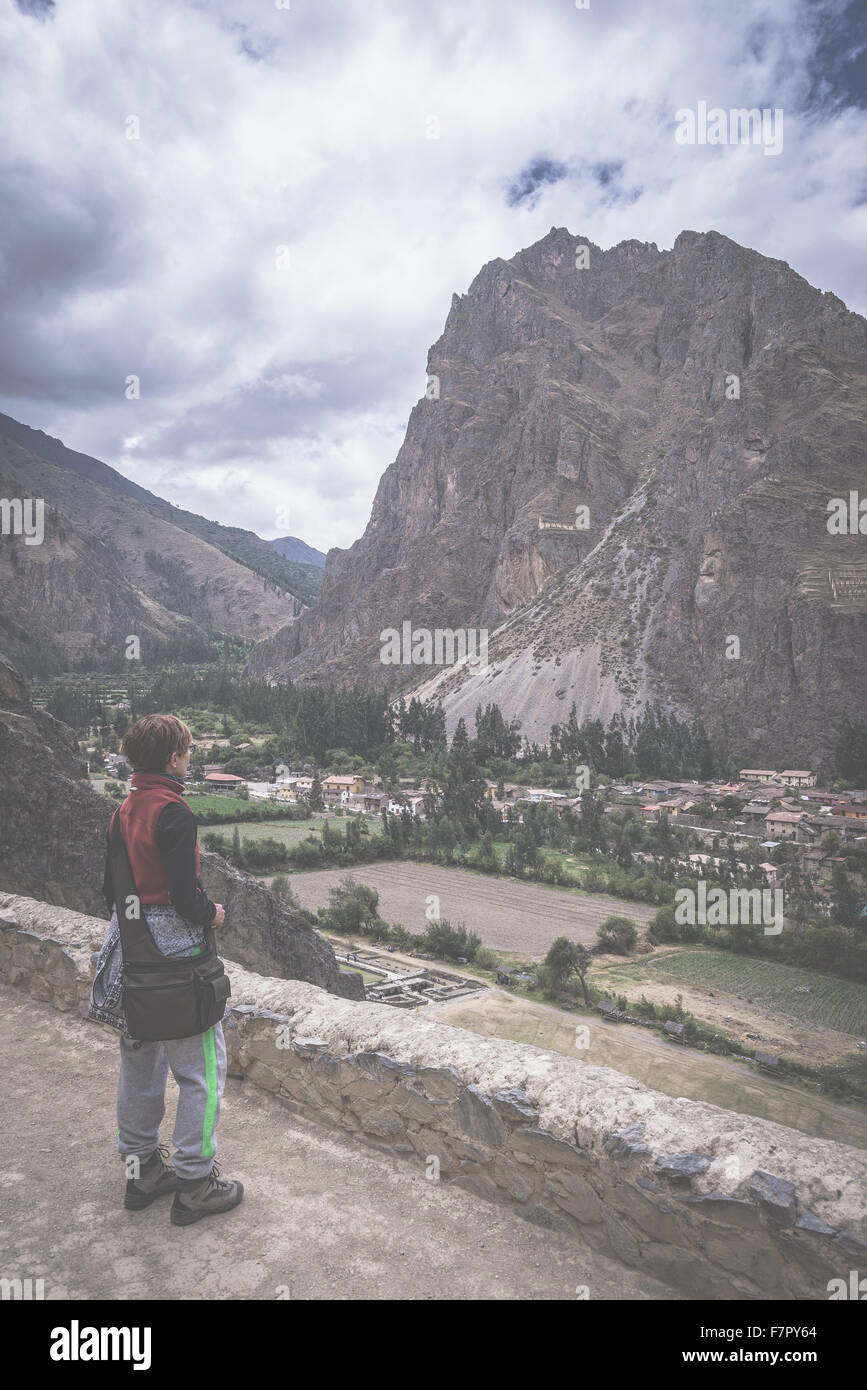 Tourist esplorare la maestosa Inca sentieri di Pisac, Valle Sacra, importante meta di viaggio nella regione di Cusco, Perù. Vacanze un Foto Stock
