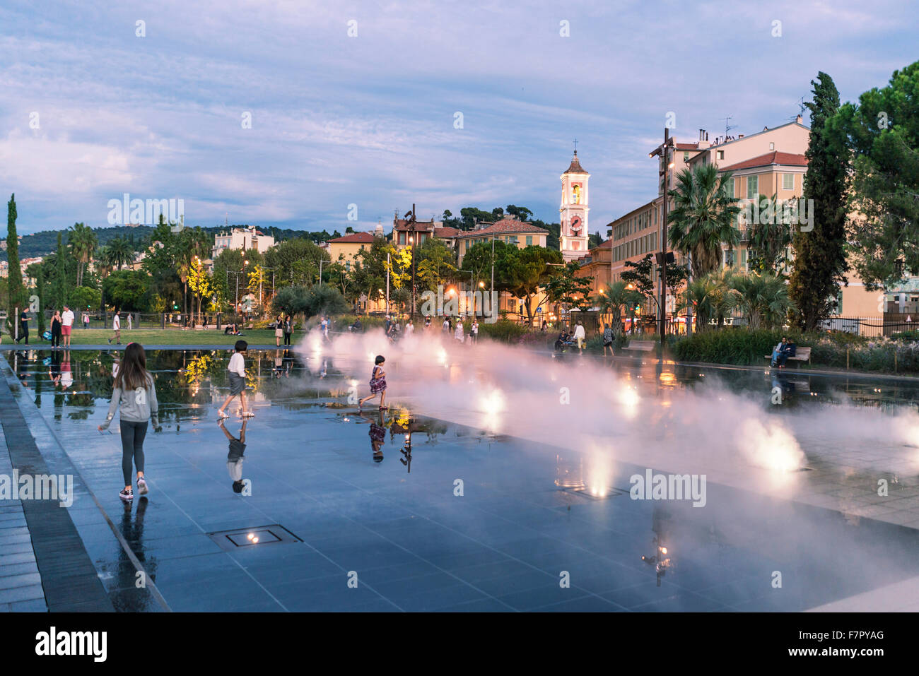 Promenade du Paillon, Nuovo parco urbano, specchio d'acqua, Vieux Nice, Alpes Maritimes, in Provenza Costa Azzurra, Mediterraneo, Francia Foto Stock
