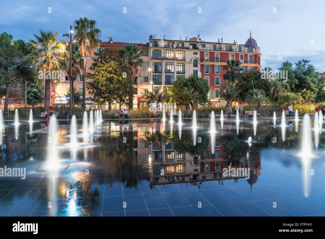 Promenade du Paillon specchio di acqua fontana nel centro della città al crepuscolo Foto Stock