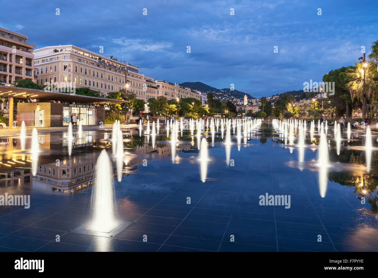 Promenade du Paillon specchio di acqua fontana nel centro della città al crepuscolo Foto Stock