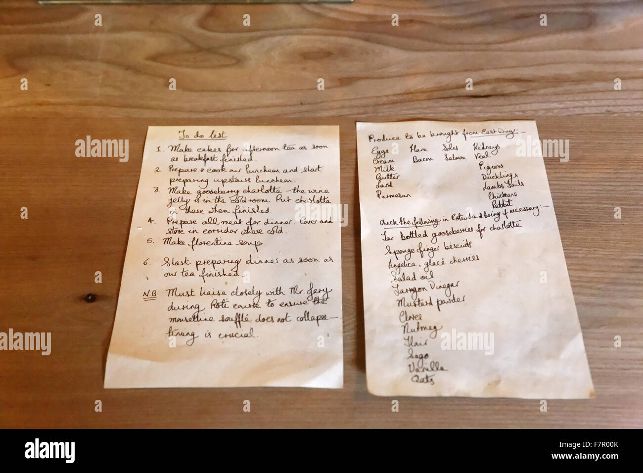 Il facsimile di un cuoco " fare " elenco delle attività giornaliere, su un tavolo da cucina a Ickworth, Suffolk. Foto Stock