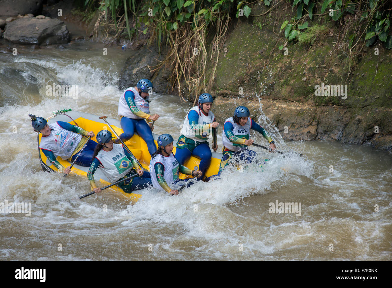Citarik River, Giava Occidentale, Indonesia. 02 dicembre 2015. Brasile Open Women Sprint Team durante il campionato mondiale di rafting a Citarik River, West Java, Indonesia. Foto Stock