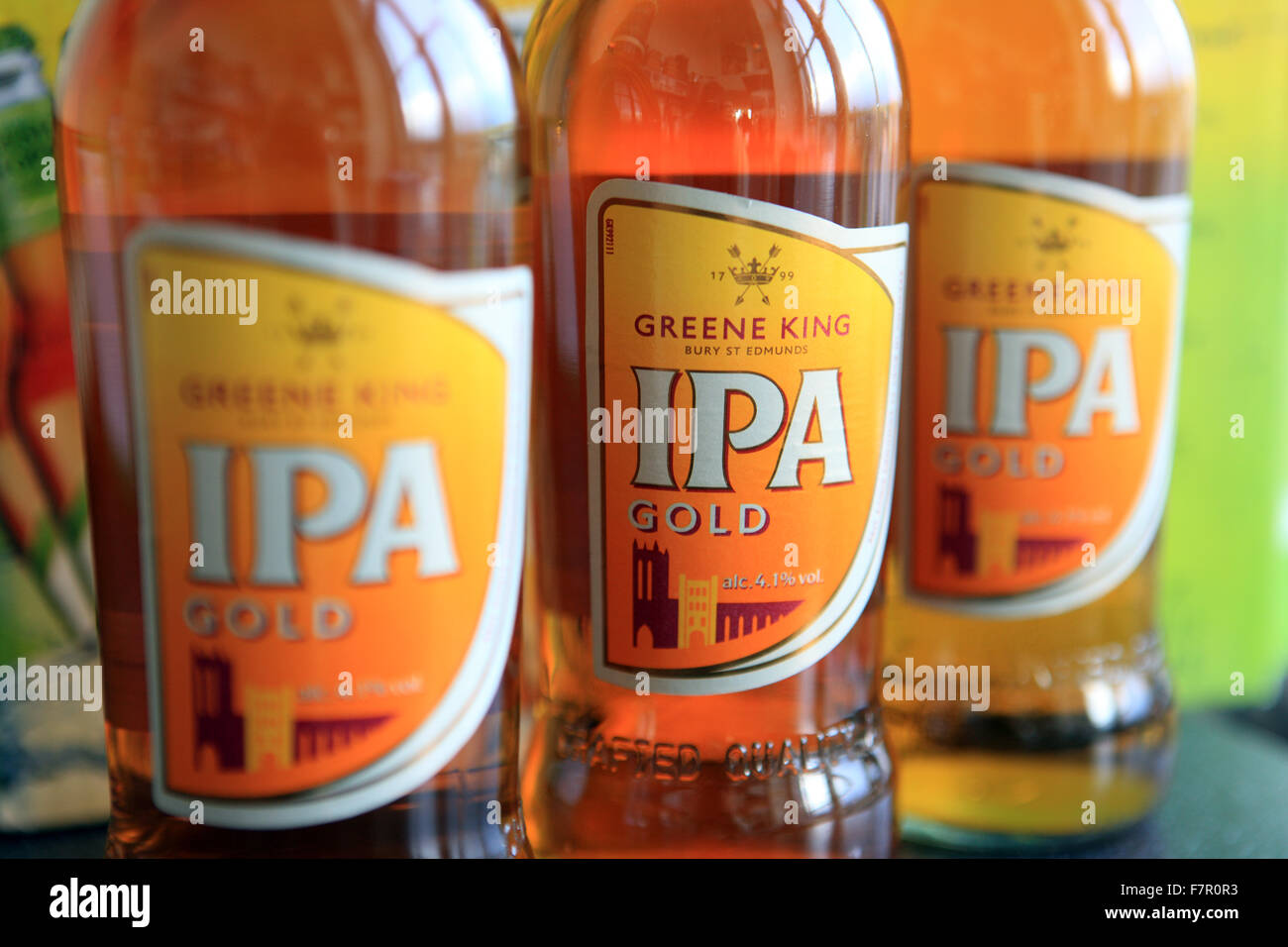 Bottiglie di IPA (India Pale Ale) Oro dalla Greene King la fabbrica di birra nel Regno Unito Foto Stock