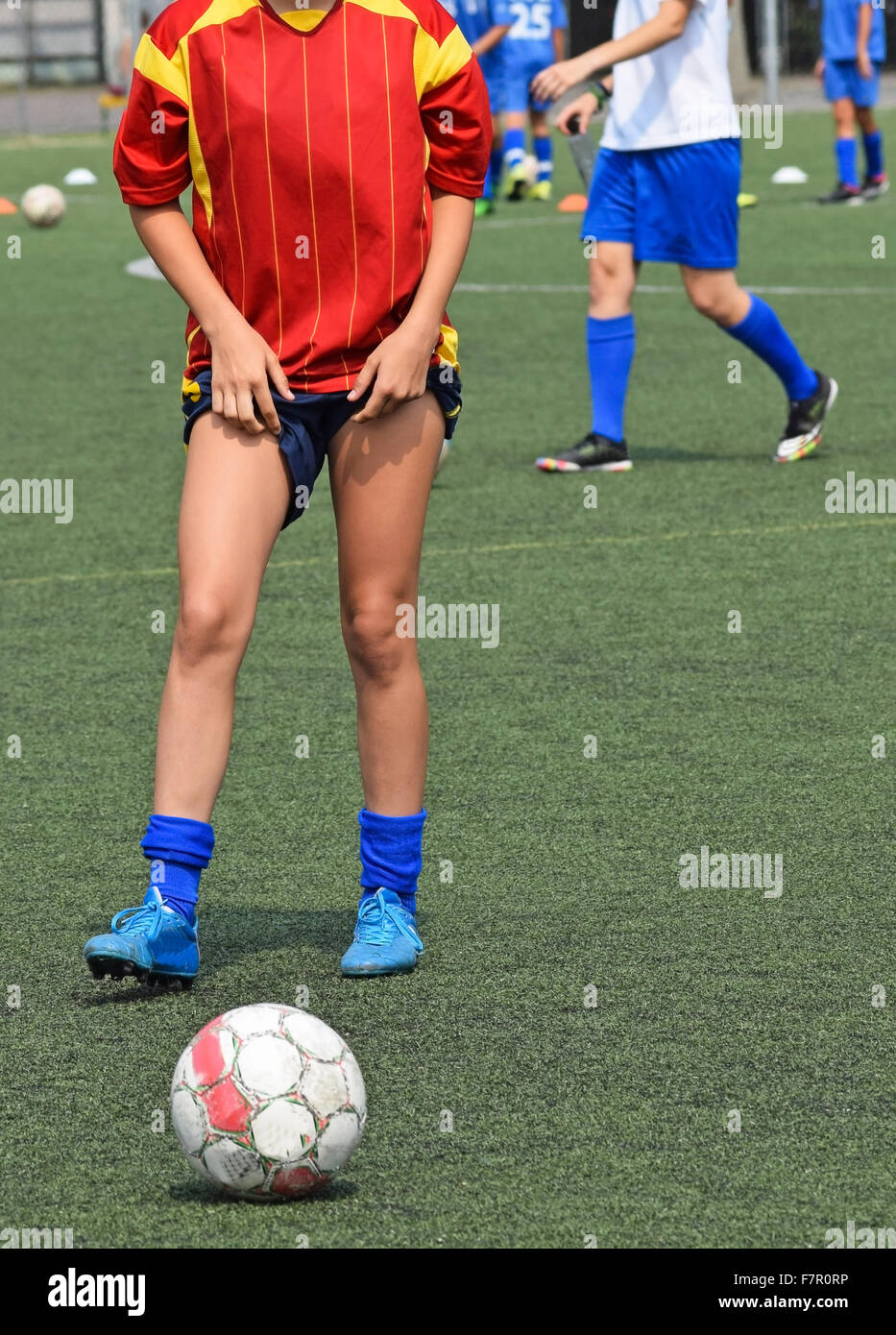 Femmina giovane giocatore di calcio Foto Stock