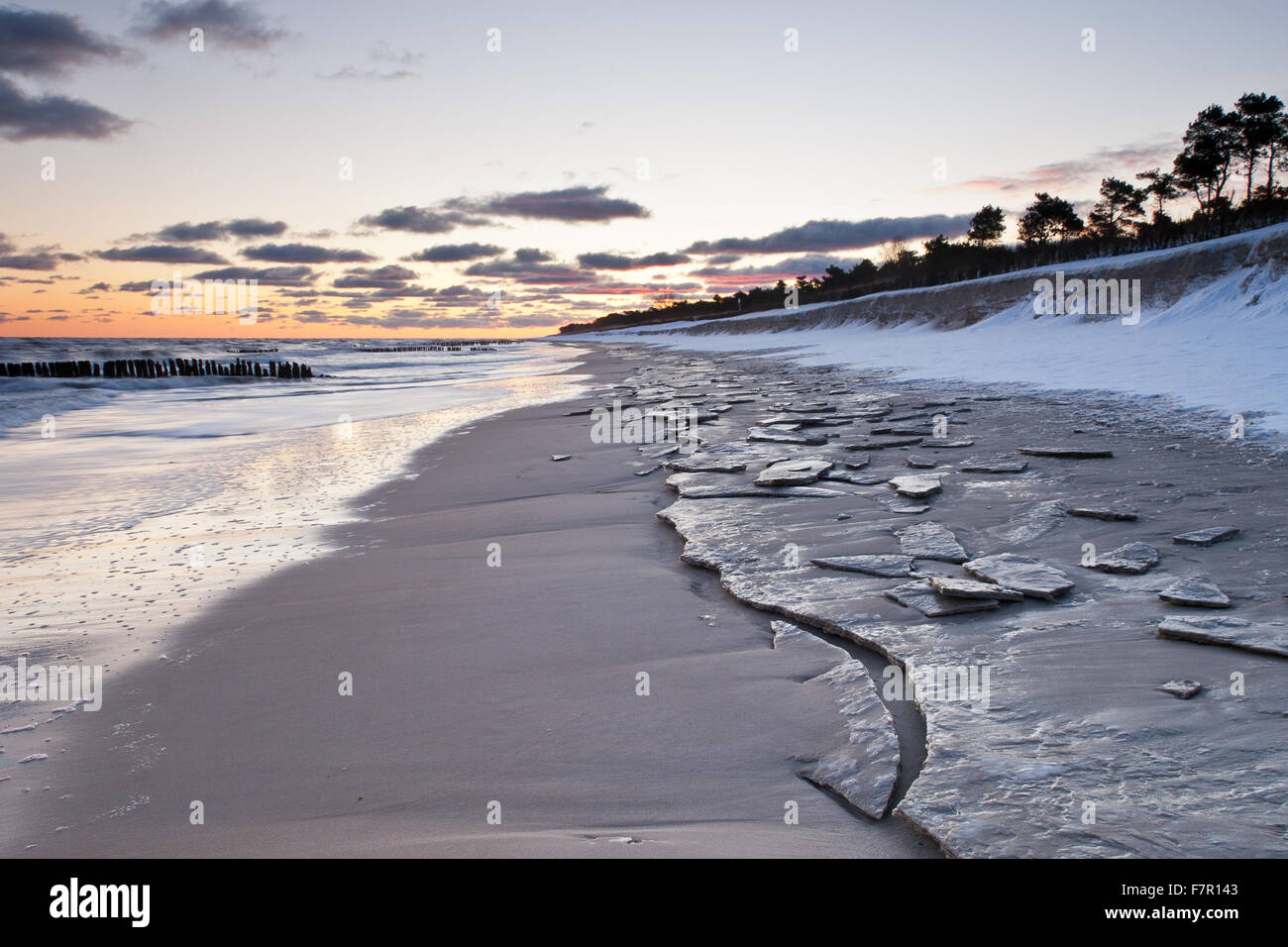 Alba d'inverno sulla riva del Mar Baltico, penisola di Hel Foto Stock