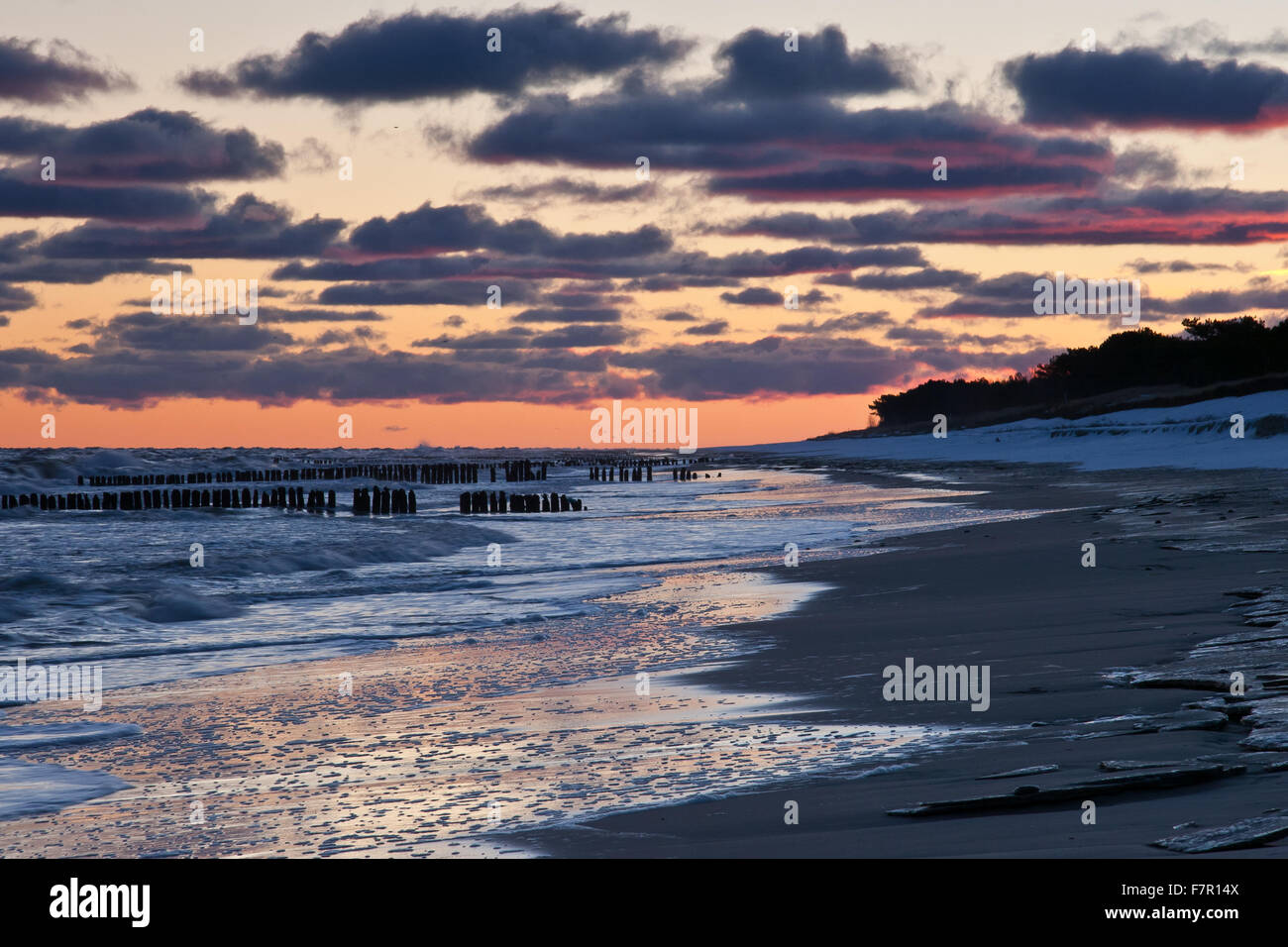 Alba d'inverno sulla riva del Mar Baltico, penisola di Hel Foto Stock