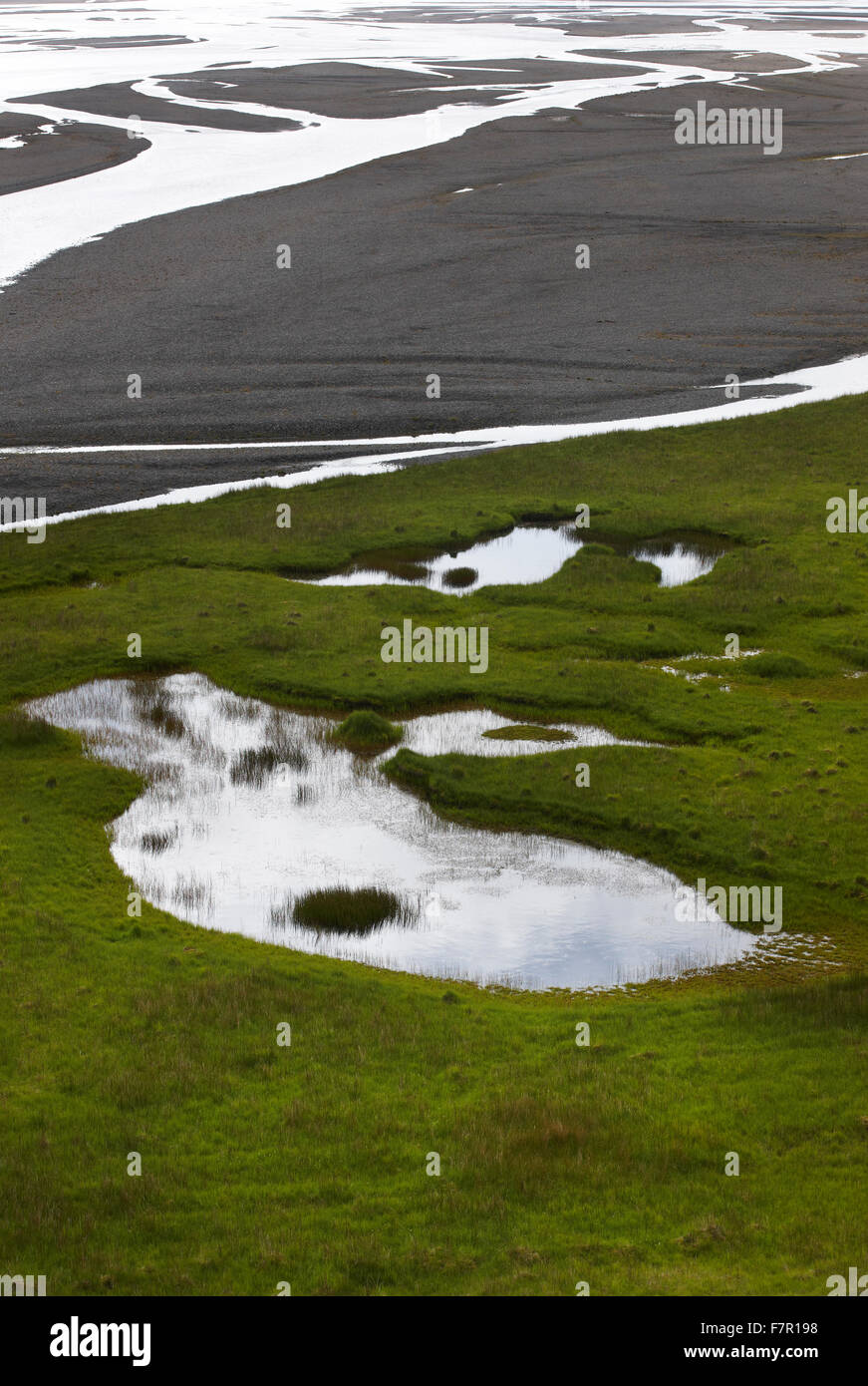 Pianura formata da sedimenti di origine glaciale con acqua e sabbia in Islanda area del sud-est Foto Stock