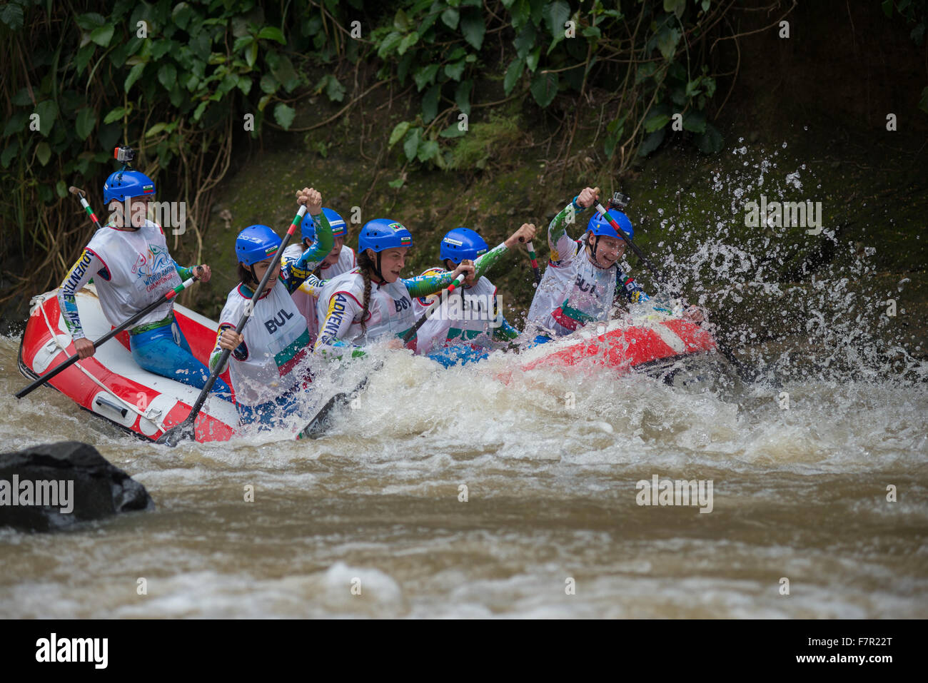 2 dicembre 2015. Bulgaria Open Women Sprint Race Team durante il Campionato Mondiale di Rafting a Citarik River, West Java, Indonesia. Foto Stock