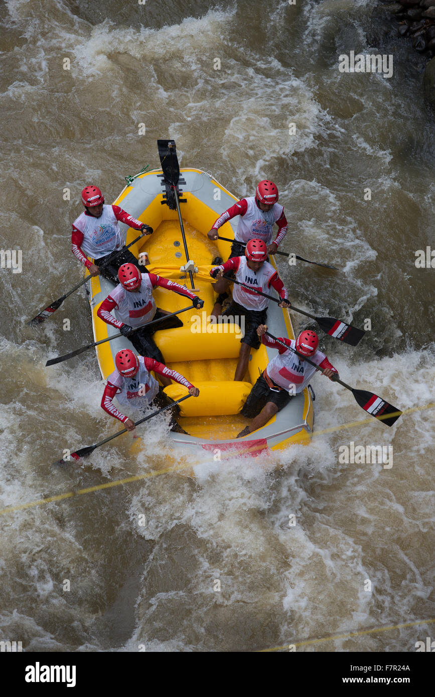 Citarik River, Giava Occidentale, Indonesia. 2 dicembre 2015. Indonesia Open Men Sprint Race Team durante il Campionato Mondiale di Rafting. Foto Stock