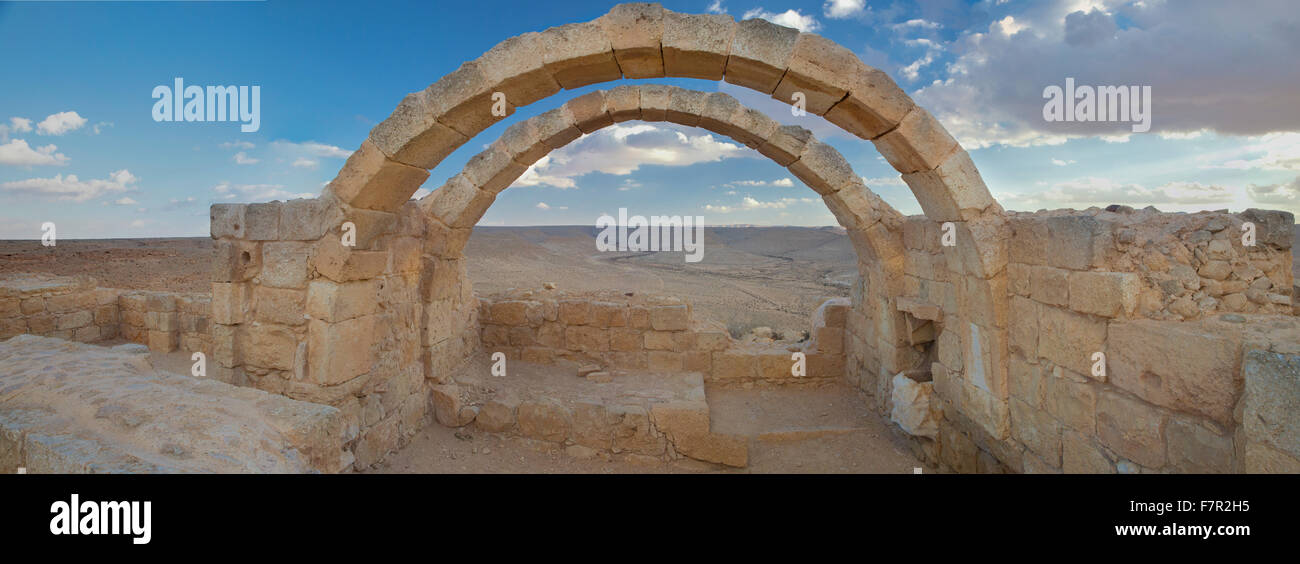 Vista panoramica di archi presso l antica Nabatean incenso di rotta in Avdat, Israele Foto Stock