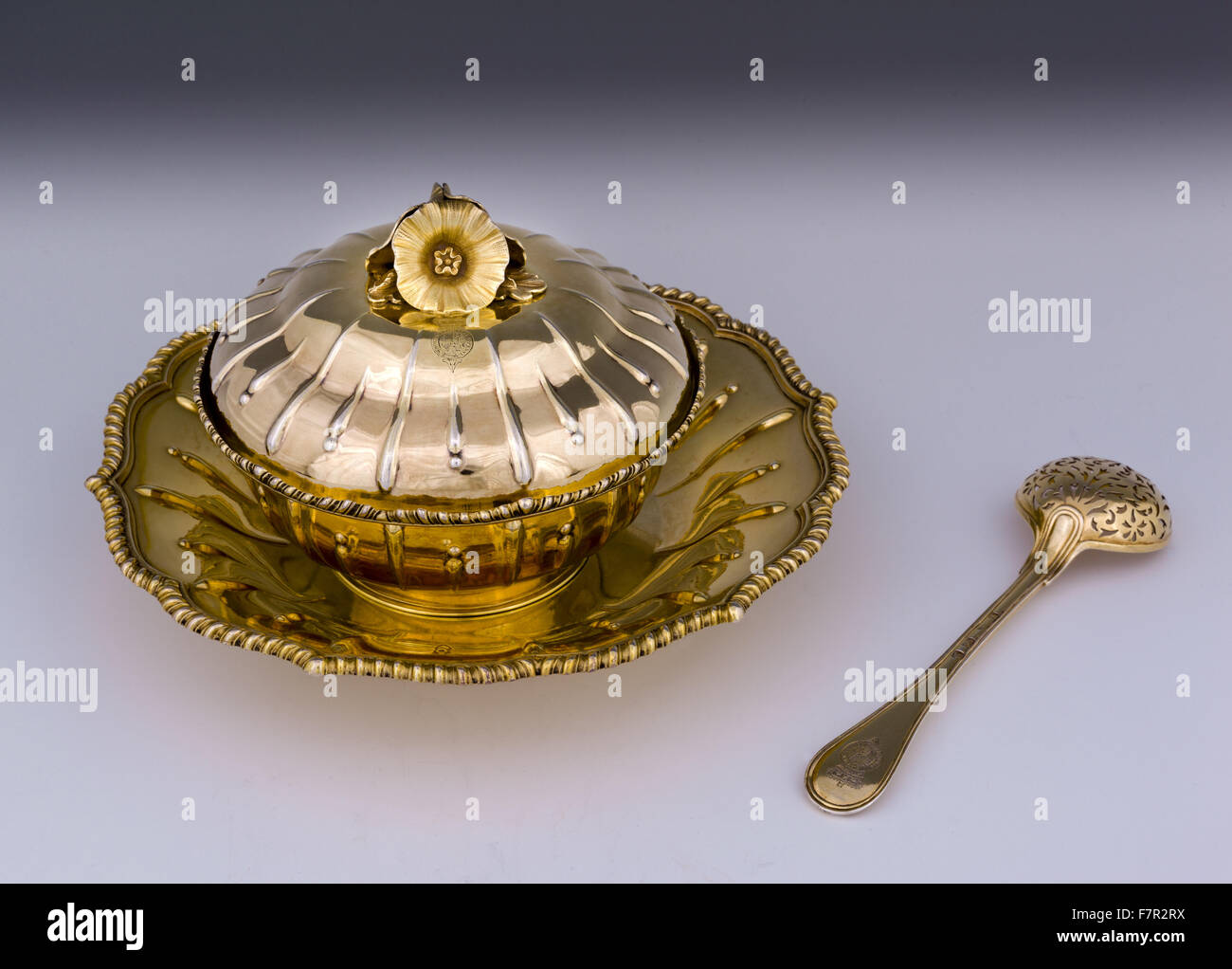 Bacino di zucchero, supporto e coperchio, 1758, Frederick Kandler, silver-gilt (National Trust numero di Inventario 852065) con buratto, 1758, argento-dorato, Londra (National Trust numero di Inventario 852196) a Ickworth, Suffolk. Foto Stock