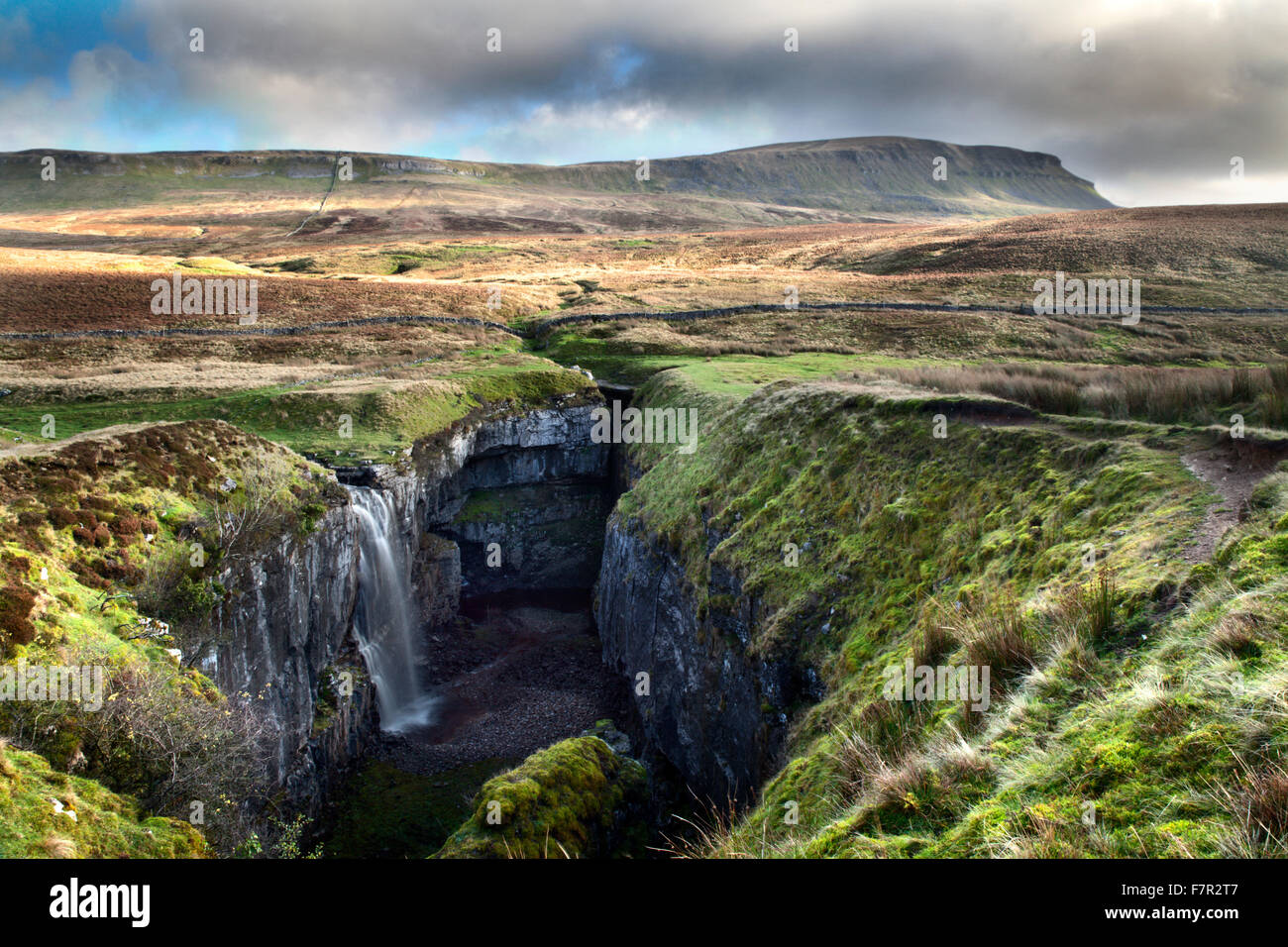 Cascata a Hull Pot e Pen Y Gand Horton in Ribblesdale North Yorkshire, Inghilterra Foto Stock