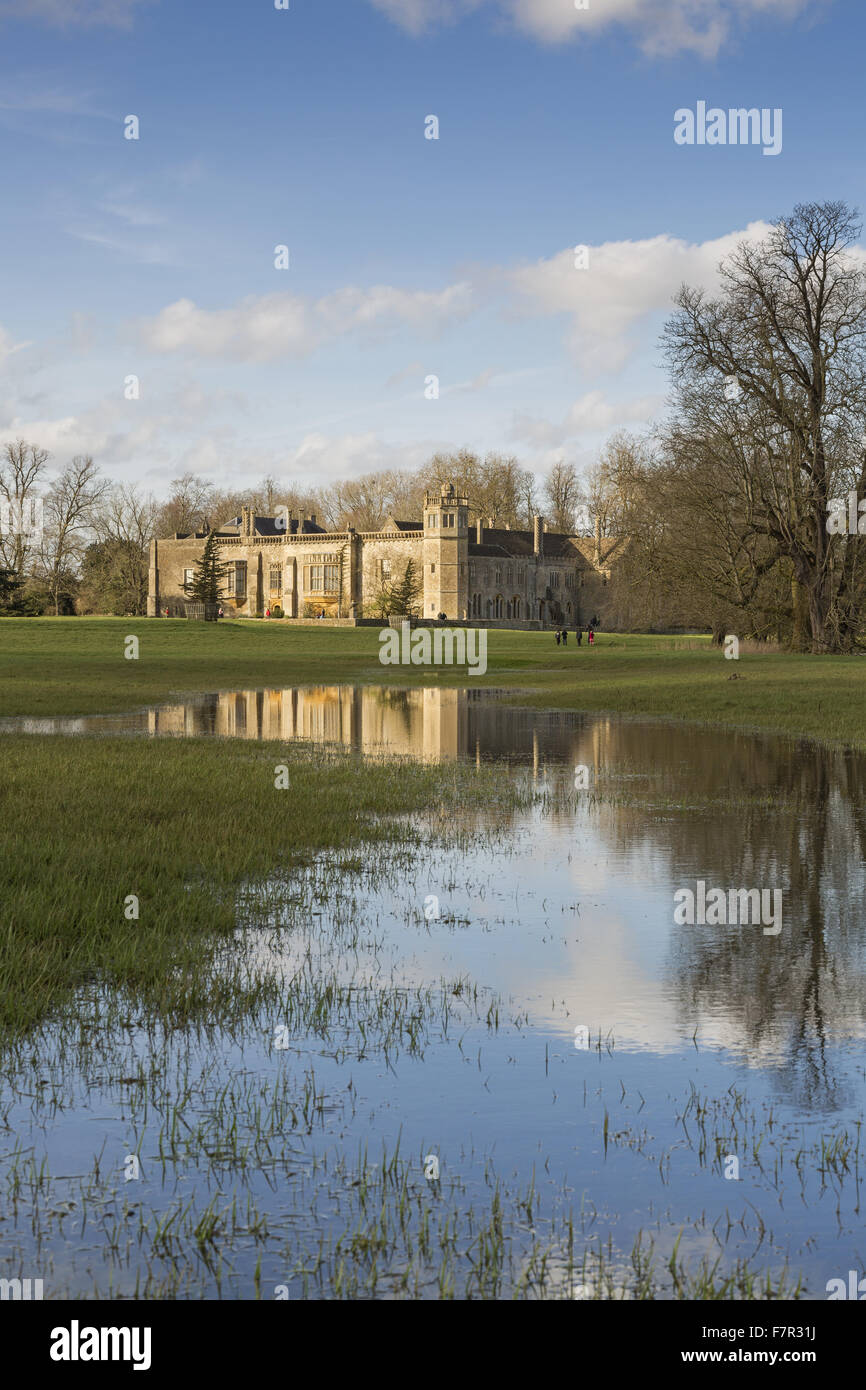 Vista di sud est e fronti di Lacock Abbey, Wiltshire, riflessa nell'acqua di allagamento nell'Abbazia motivi. Il flooding (nella foto) ha avuto luogo nell'inverno 2013/14. Foto Stock