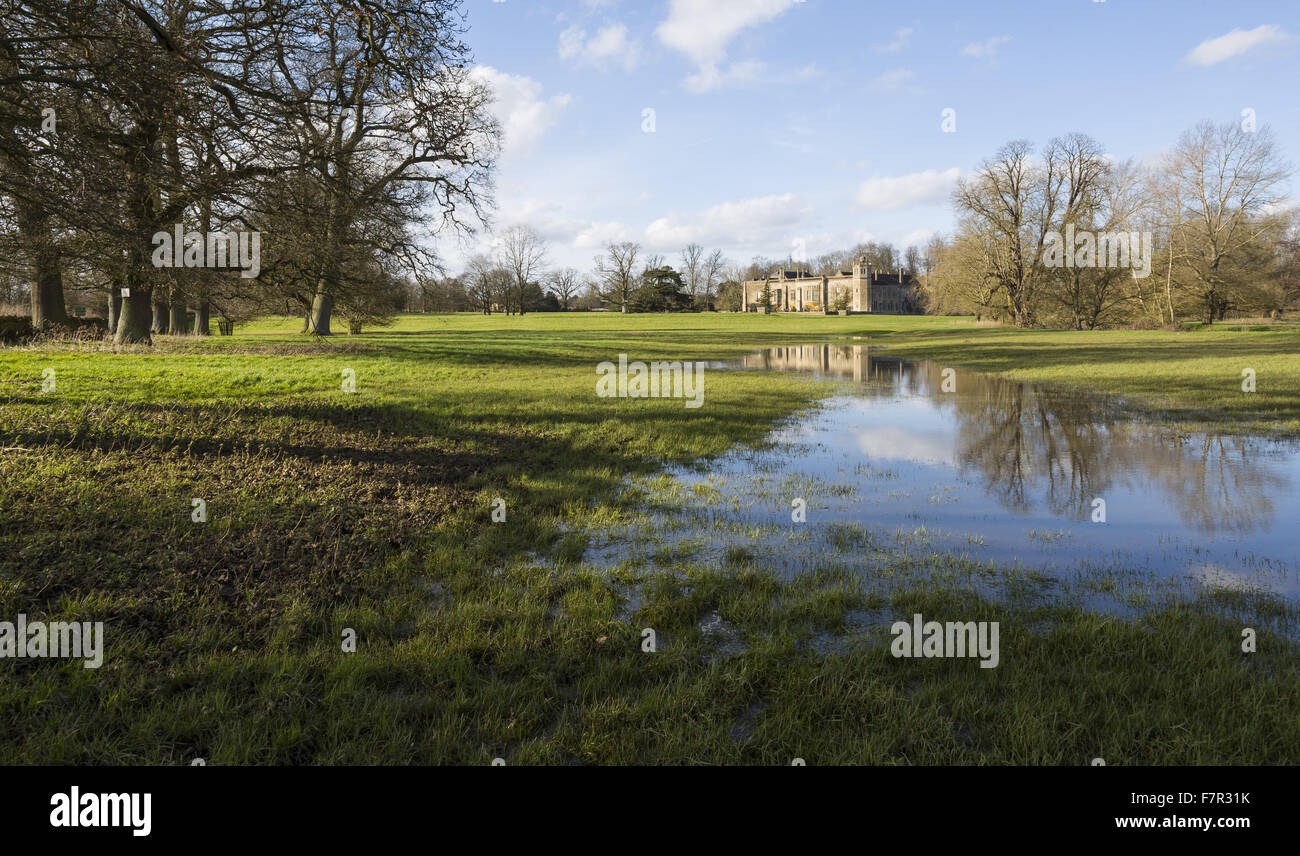 Vista di sud est e fronti di Lacock Abbey, Wiltshire, riflessa nell'acqua di allagamento nell'Abbazia motivi. Il flooding (nella foto) ha avuto luogo nell'inverno 2013/14. Foto Stock