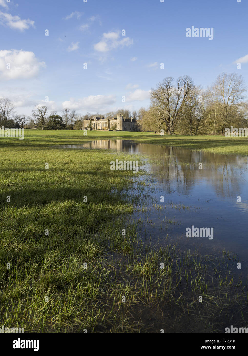 Vista di sud est e fronti di Lacock Abbey, Wiltshire, riflessa nell'acqua di allagamento nell'Abbazia motivi. Il flooding (nella foto) ha avuto luogo nell'inverno 2013/14. Foto Stock