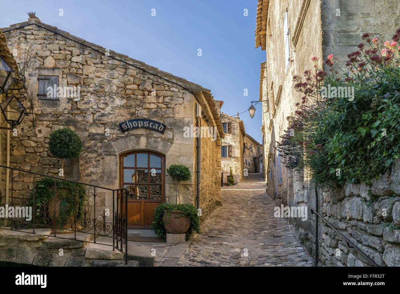 Village Street in Lacoste, Provenza, Francia Foto Stock
