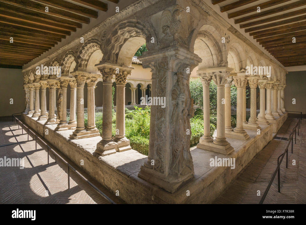 Chiostro Romanico nella cattedrale del Santo Salvatore, la Cattedrale di Saint Sauveur, in Aix en Provence, Francia Foto Stock