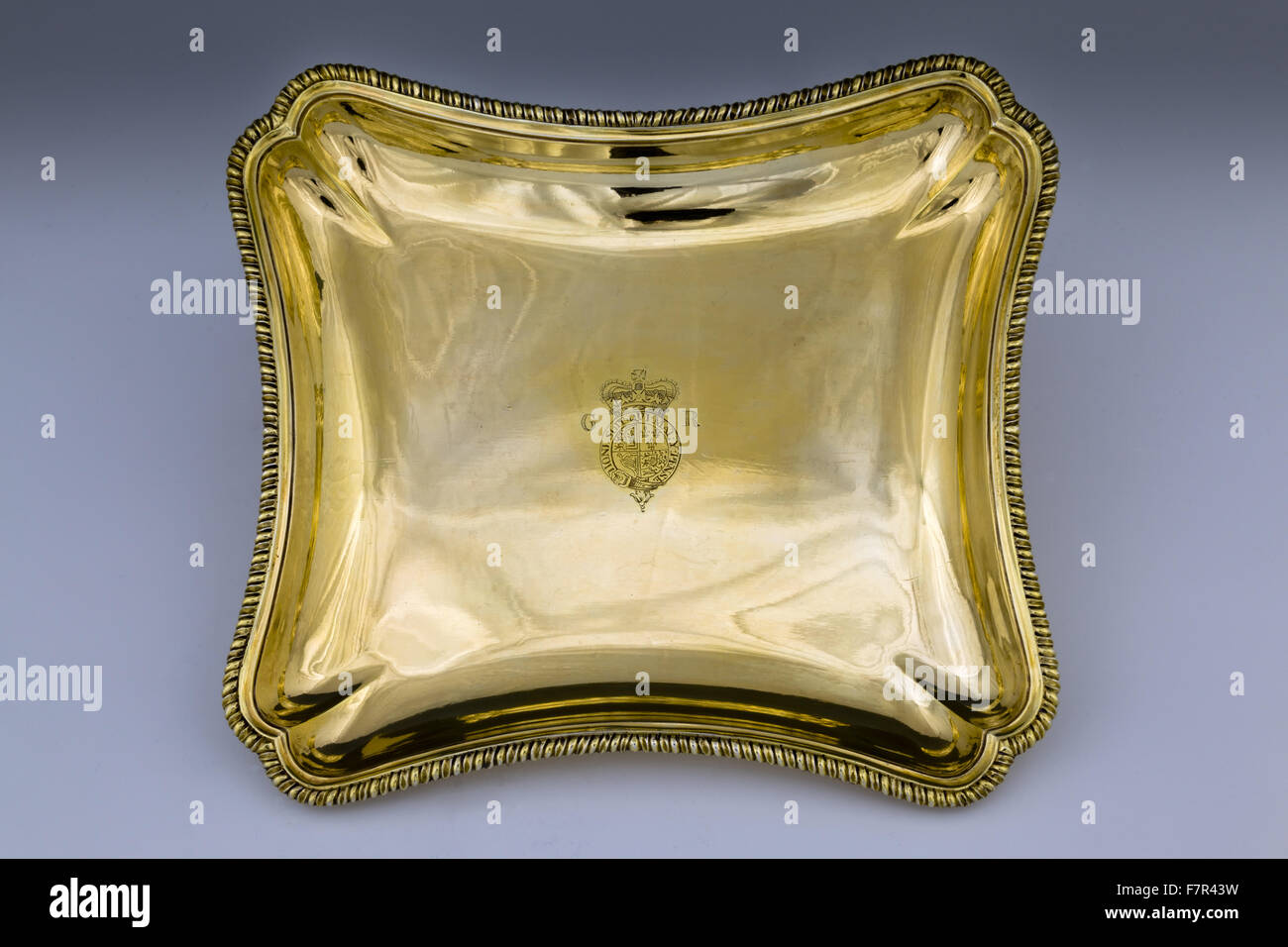 La forma di un cuscino piatto, 1769, Frederick Kandler, in argento dorato, a Ickworth, Suffolk. Il National Trust Numero di Inventario 852067.5-7. Foto Stock