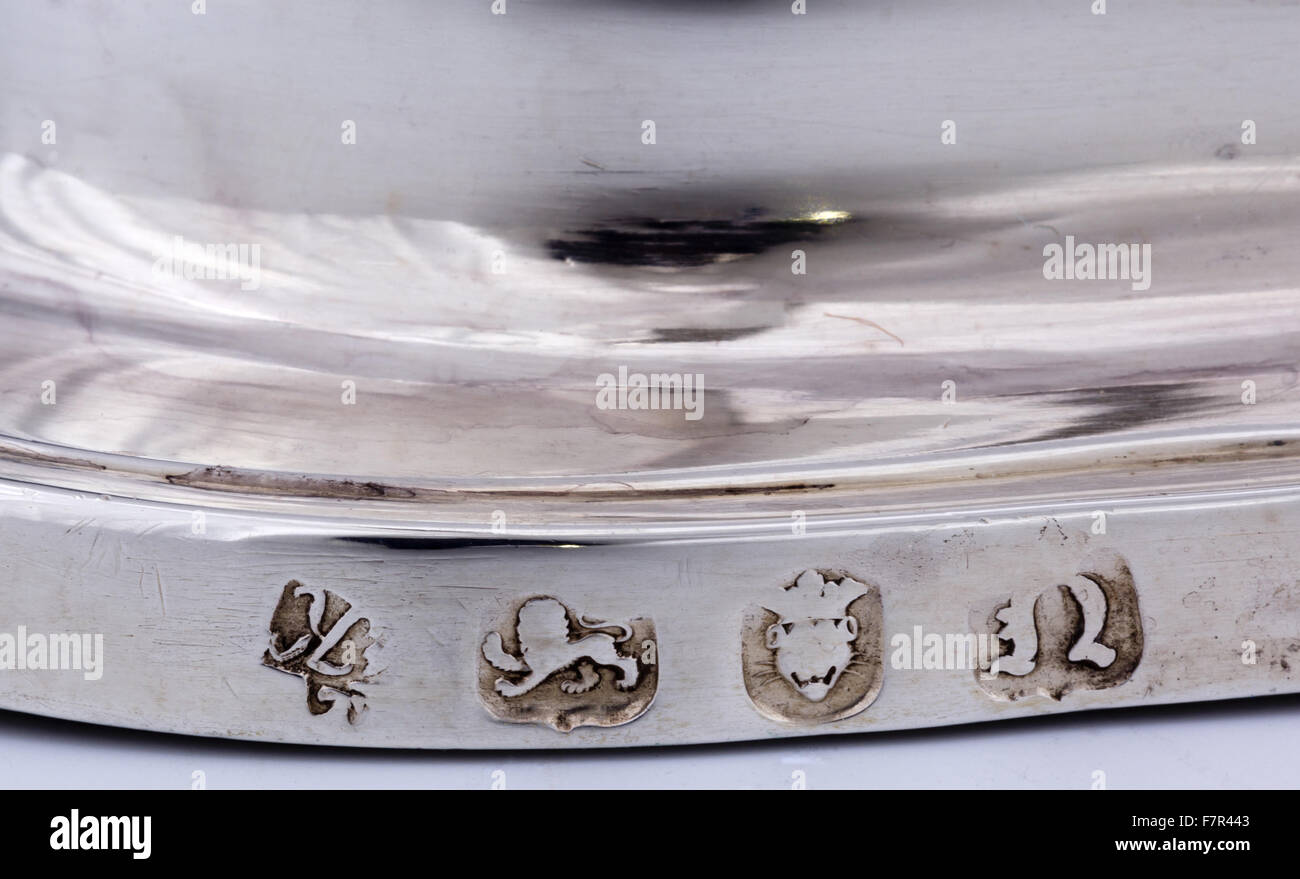 Coperchio per ovale piatto a base di carne con lati rettilinei, 1788, Frederick Kandler, argento a Ickworth, Suffolk. Il National Trust numero di Inventario 852110. Dettaglio dei tratti distintivi. Foto Stock