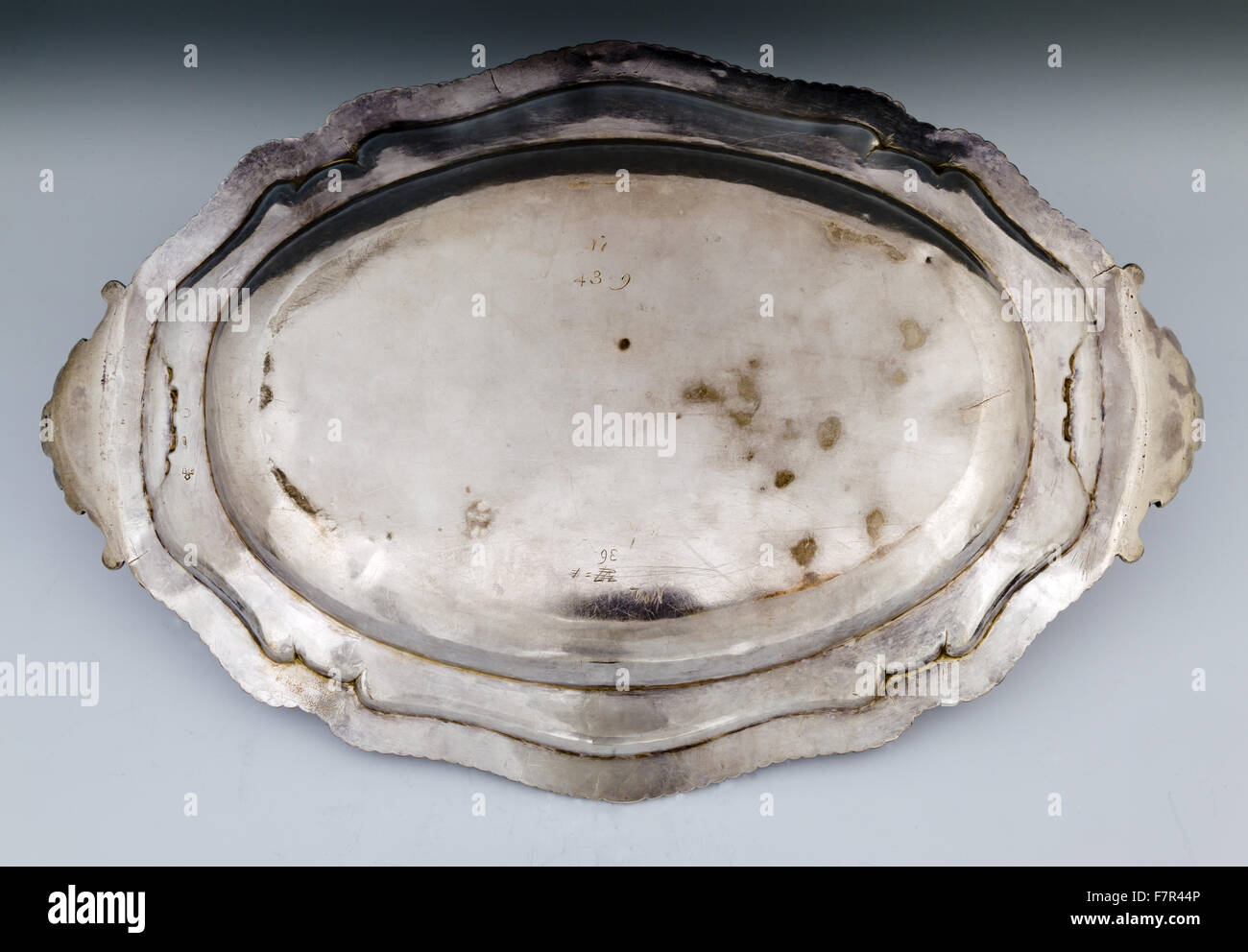 Ovale piatto a base di carne, probabilmente Frederick Kandler, c.1751, argento a Ickworth, Suffolk. La retromarcia. Lunghezza 14 ¾ pollici. Il National Trust numero di Inventario 852095.8. Foto Stock
