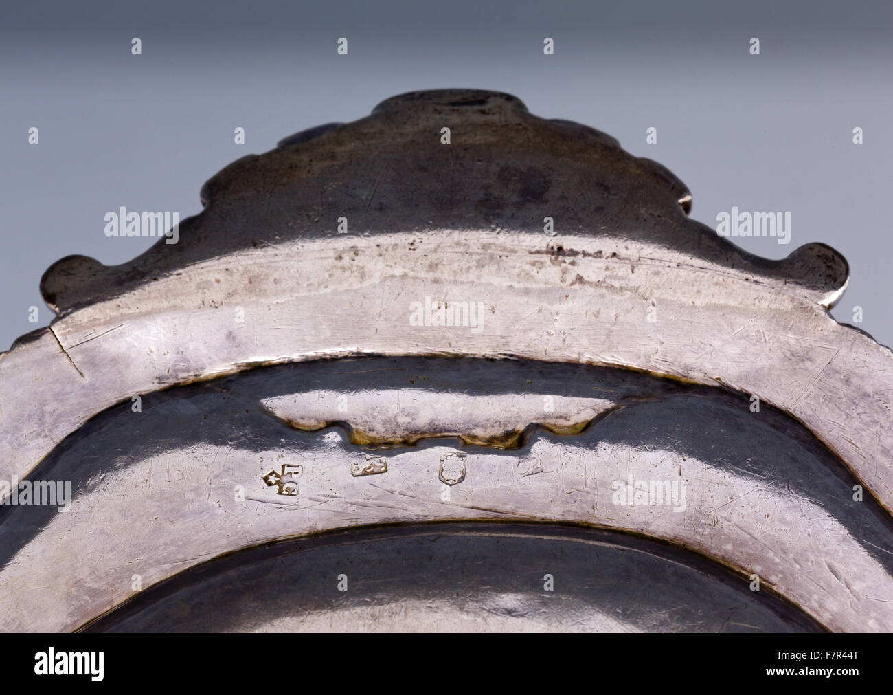 Ovale piatto a base di carne, probabilmente Frederick Kandler, c.1751, argento a Ickworth, Suffolk. Lunghezza 14 ¾ pollici. Dettaglio del trasposto tratti distintivi di Paul Crespin. Il National Trust numero di Inventario 852095.8. Foto Stock