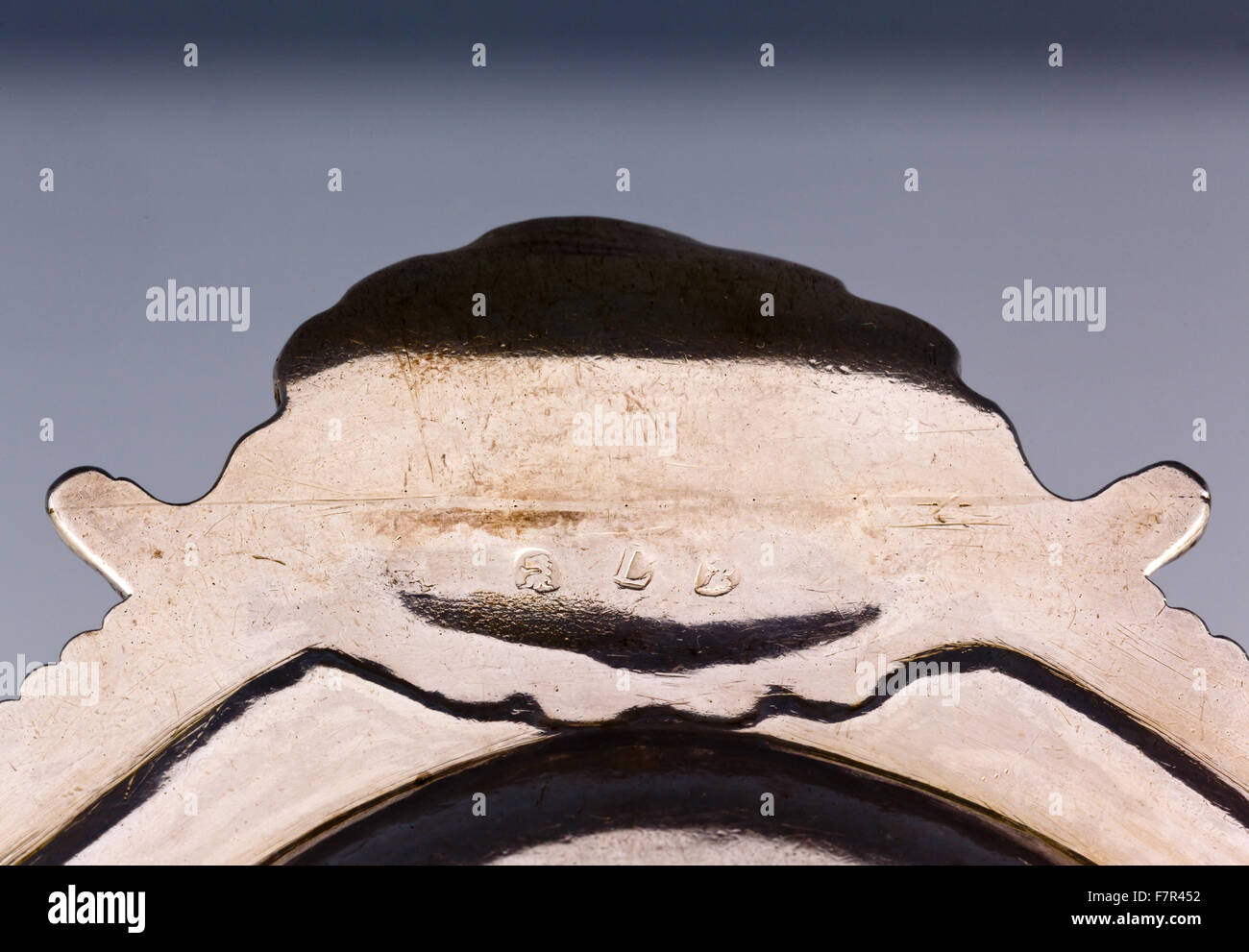 Ovale piatto a base di carne, probabilmente Frederick Kandler, c. 1751, argento a Ickworth, Suffolk. Dettaglio del trasposto segni distintivi del 1726. Lunghezza 14 ¾ pollici. Il National Trust immagini 852096.1. Foto Stock