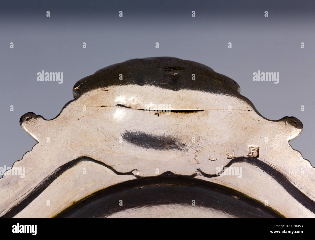 Ovale piatto a base di carne, probabilmente Frederick Kandler, c. 1751, argento a Ickworth, Suffolk. Dettaglio del trasposto tratti distintivi di John Hugh Le Sage, 1721. Lunghezza 14 ¾ pollici. Il National Trust numero di Inventario 852096.4. Foto Stock