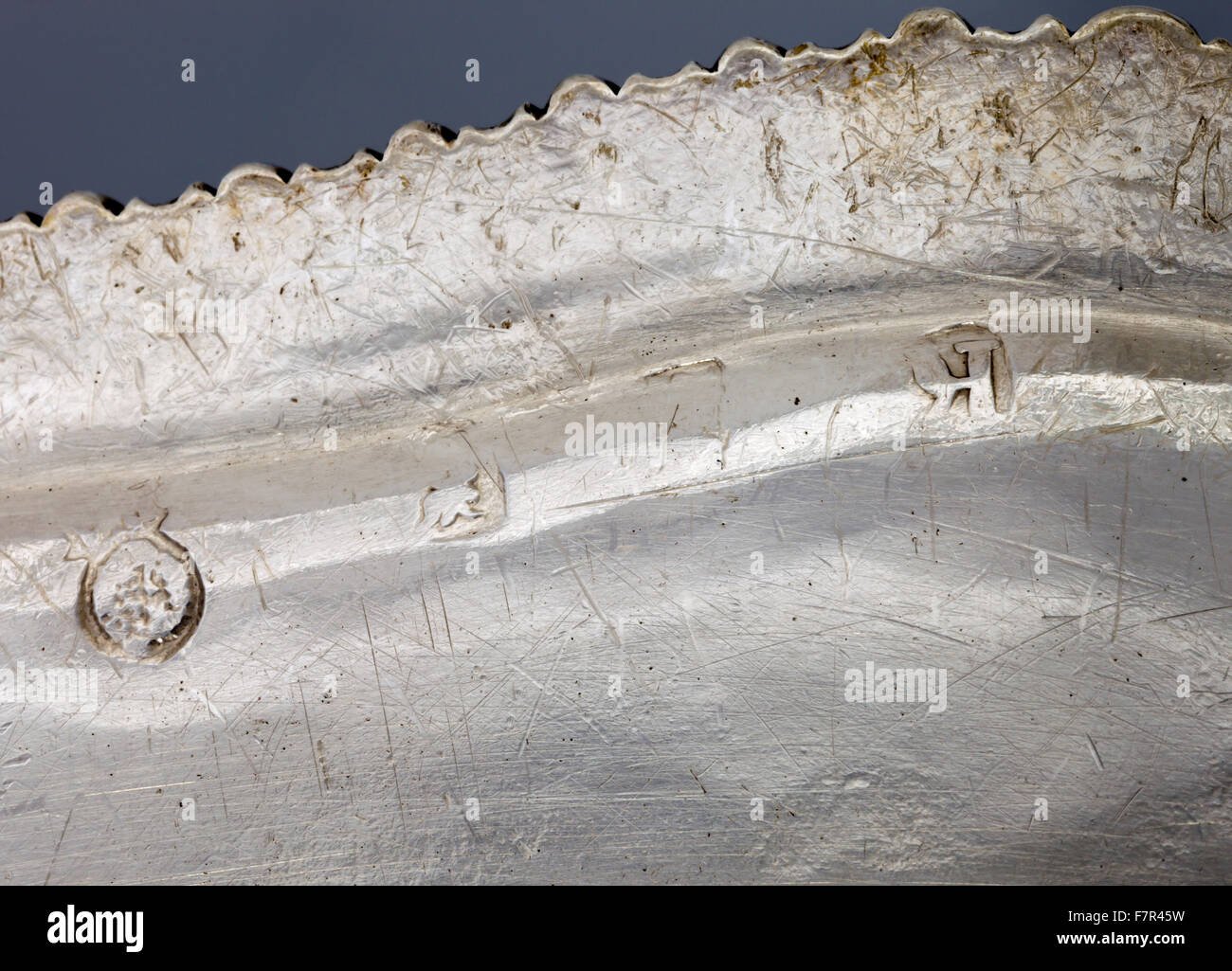 Piastra per cena, probabilmente Frederick Kandler, c. 1751, argento a Ickworth, Suffolk. Dettaglio dei tratti distintivi di Simon Pantin, 1725. Il National Trust numero di Inventario 852124.66. Foto Stock