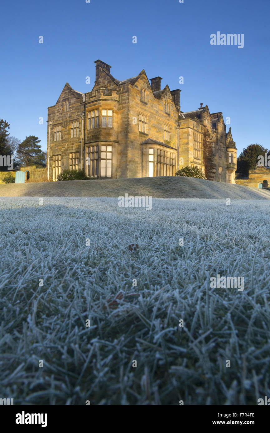 Una giornata invernale e a Scotney Castle, Kent. Scotney dispone di un palazzo del XIV secolo moated il castello, un edificio vittoriano e un romantico giardino. Foto Stock