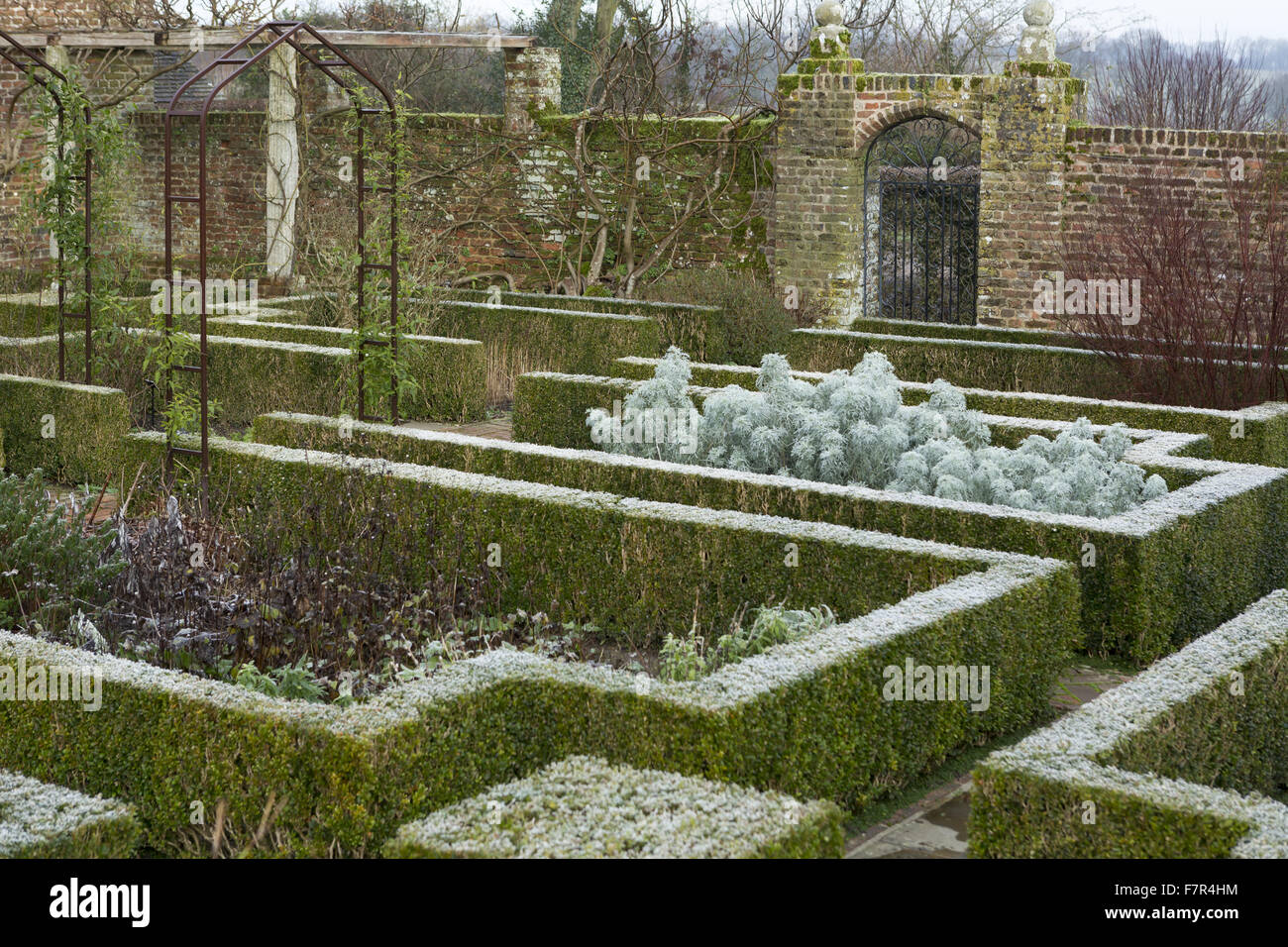 Una giornata invernale e nel bianco Garden presso il castello di Sissinghurst, Kent. Vita Sackville-West e Harold Nicolson ha creato un famoso Giardino di Sissinghurst, che abbraccia ogni stagione. Foto Stock