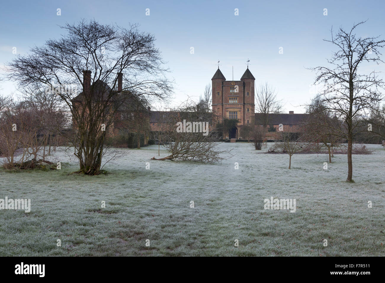 La torre, visto dal frutteto, su una giornata invernale e presso il castello di Sissinghurst, Kent. Vita Sackville-West e Harold Nicolson ha creato un famoso Giardino di Sissinghurst, che abbraccia ogni stagione. Foto Stock