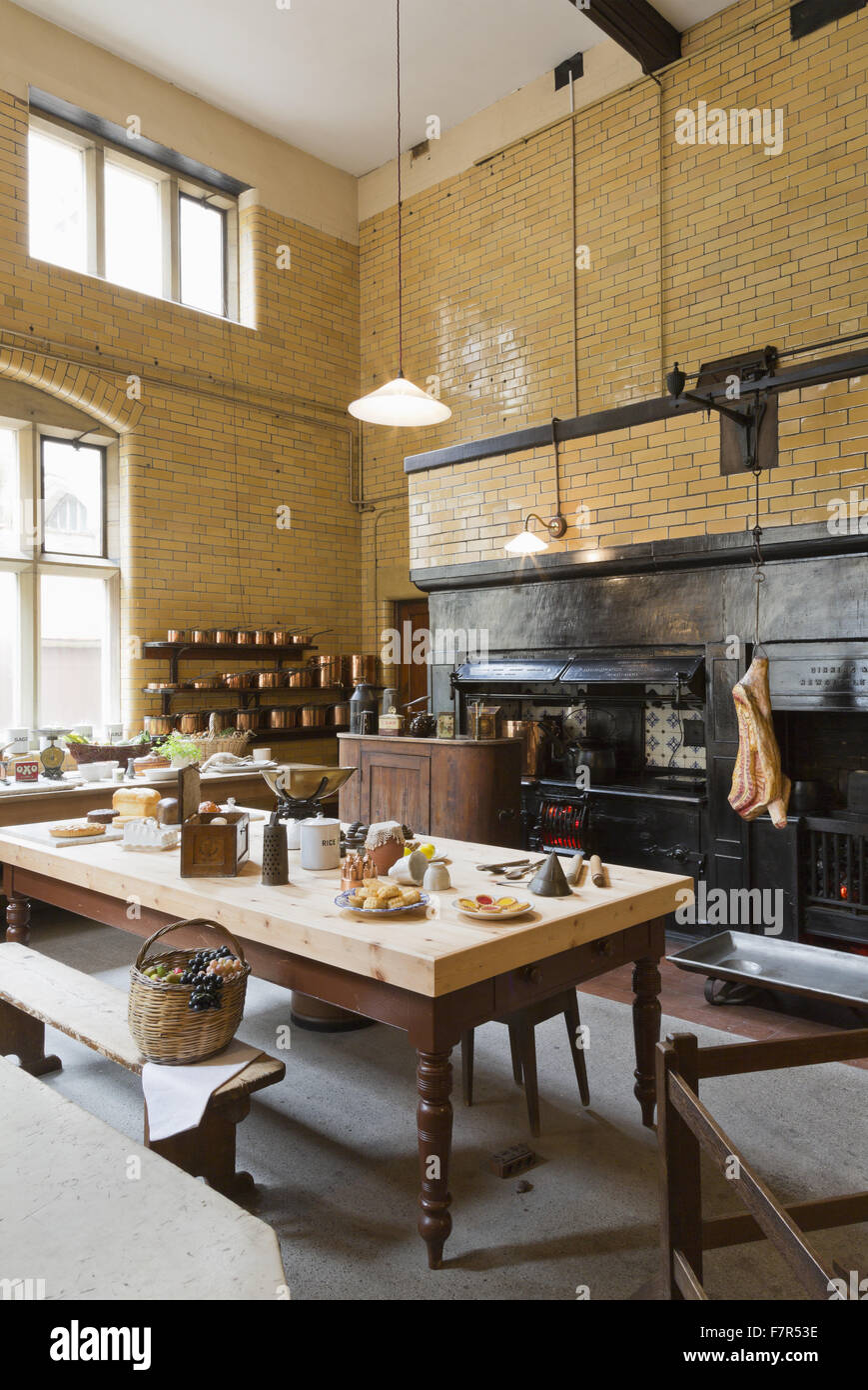 La cucina al Cragside, Northumberland. La casa di uno dei più raffinati esempi di arti e mestieri di fabbricazione nel paese, è stato il primo al mondo ad essere illuminato da energia idroelettrica. Foto Stock