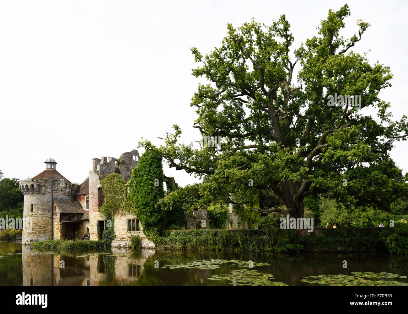 Scotney Castle, Kent. Scotney Castle è una casa di campagna, giardino romantico e del XIV secolo moated castle - tutti insieme in un bellissimo parco alberato. Foto Stock