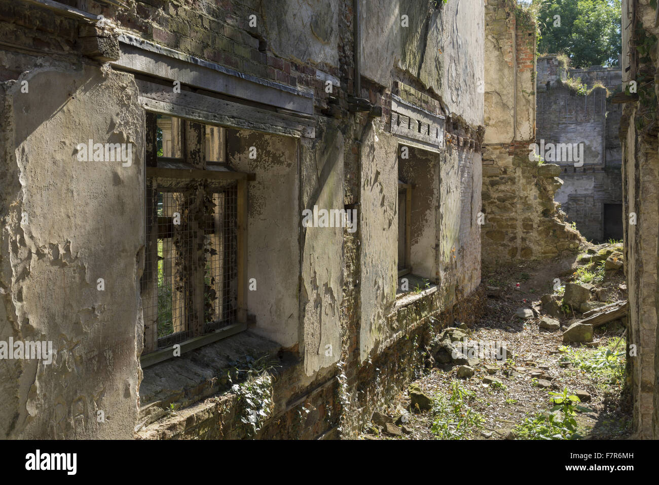 Il corridoio principale all'interno della sala in rovina a Gibside, Tyne & Wear. Gibside è stato creato da uno degli uomini più ricchi in Georgian England, e offre viste fantastiche, ampi spazi aperti, affascinanti edifici storici e rovine. Foto Stock