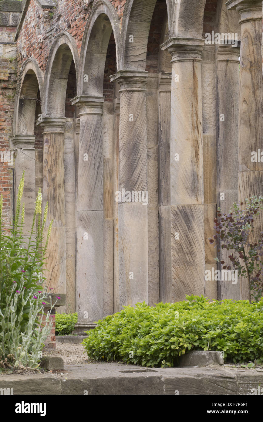 Dettaglio dei rovinato Orangerie a Gibside, Tyne & Wear. Gibside è stato creato da uno degli uomini più ricchi in Georgian England, e offre viste fantastiche, ampi spazi aperti, affascinanti edifici storici e rovine. Foto Stock