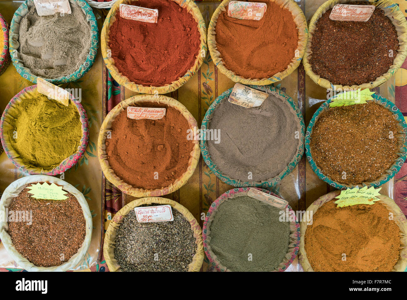 Street Market, spezie, Lourmarin, Provence , dipartimento Vaucluse Provence, Francia Foto Stock