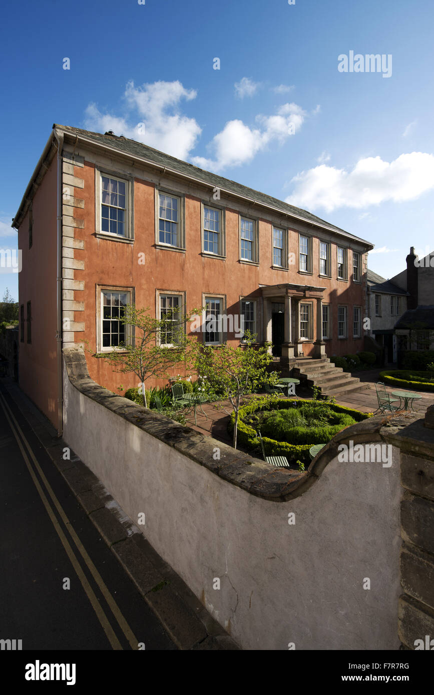 Vista sul muro di pietra nella parte anteriore del Wordsworth House e giardino, Cockermouth Foto Stock