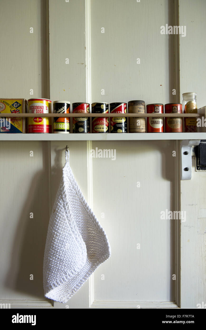 Gli ingredienti della cucina su un ripiano in cucina a Anglesey Abbey, Gardens e Lode Mill, Cambridgeshire. Foto Stock